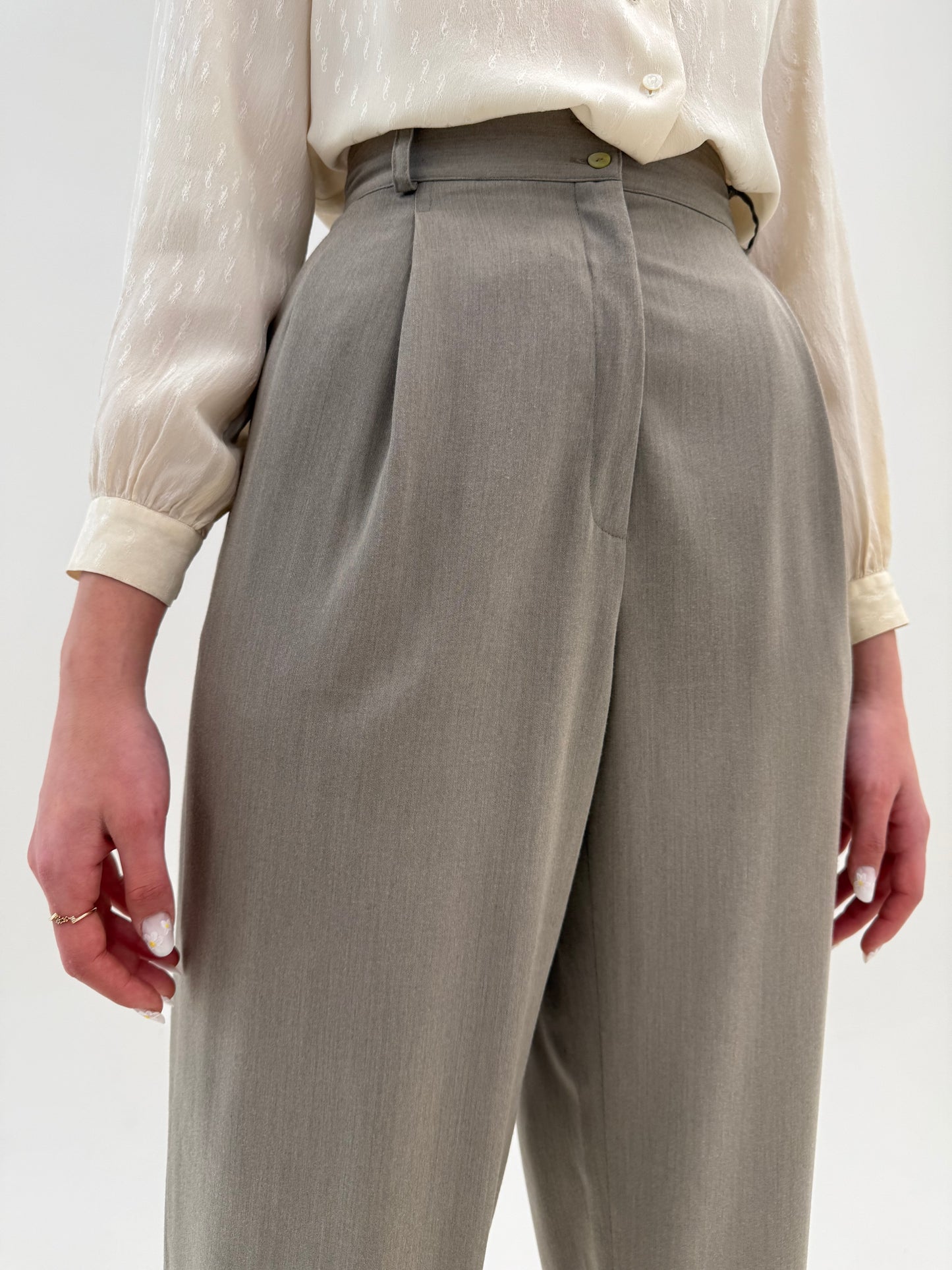 Pantaloni cu talie ultra înaltă și pense warm gray din stofita de vară