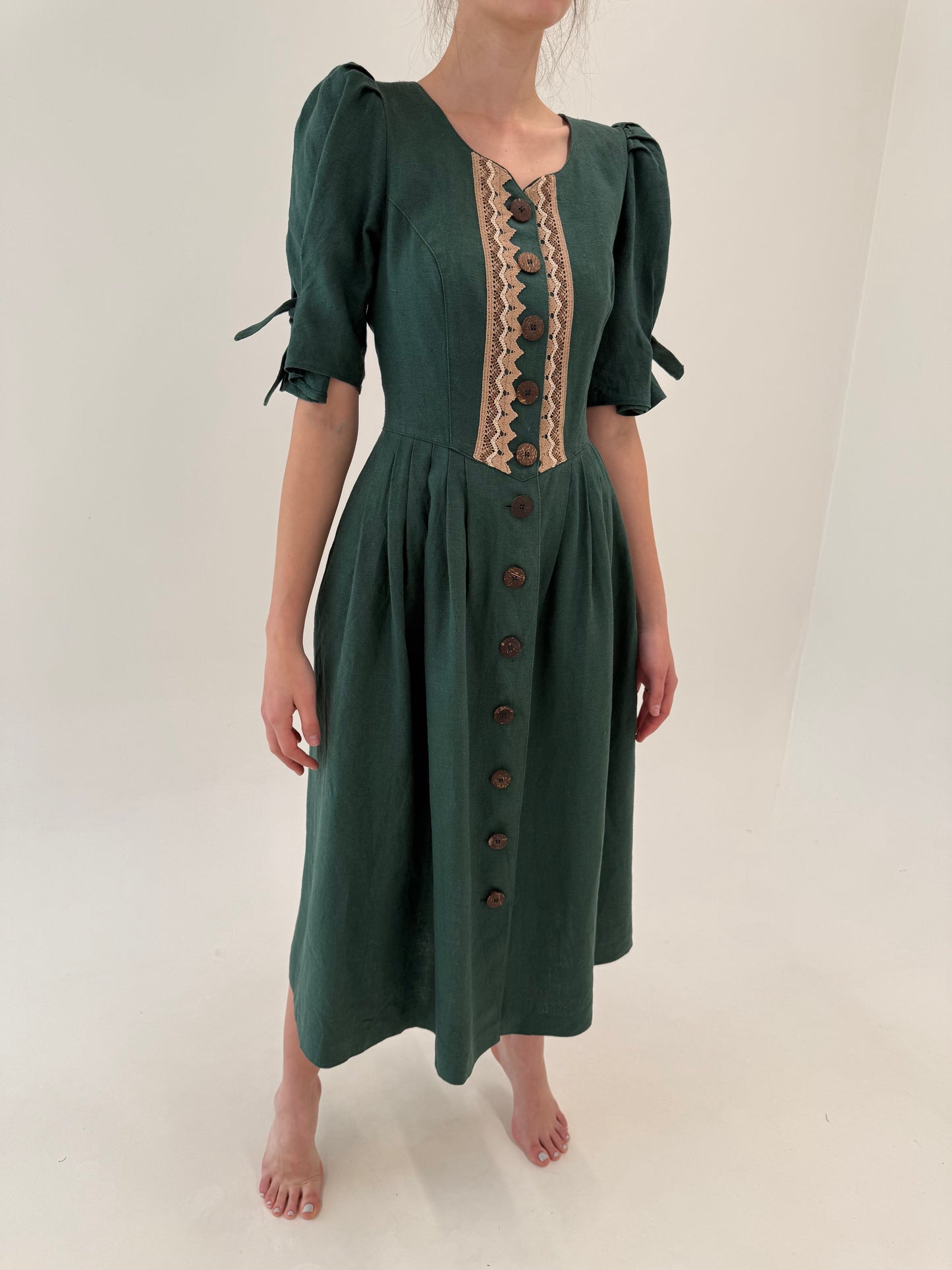 Rochie vintage cu corsaj din pânză grea de in forest green cu dantelă macrame