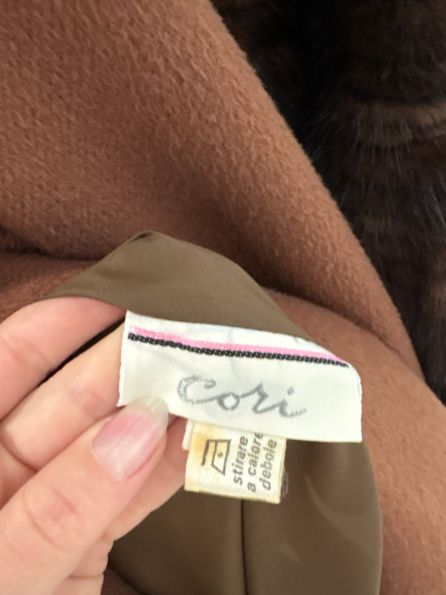 Palton in croi elegant sculptural italian de brand luxury cu blană naturală