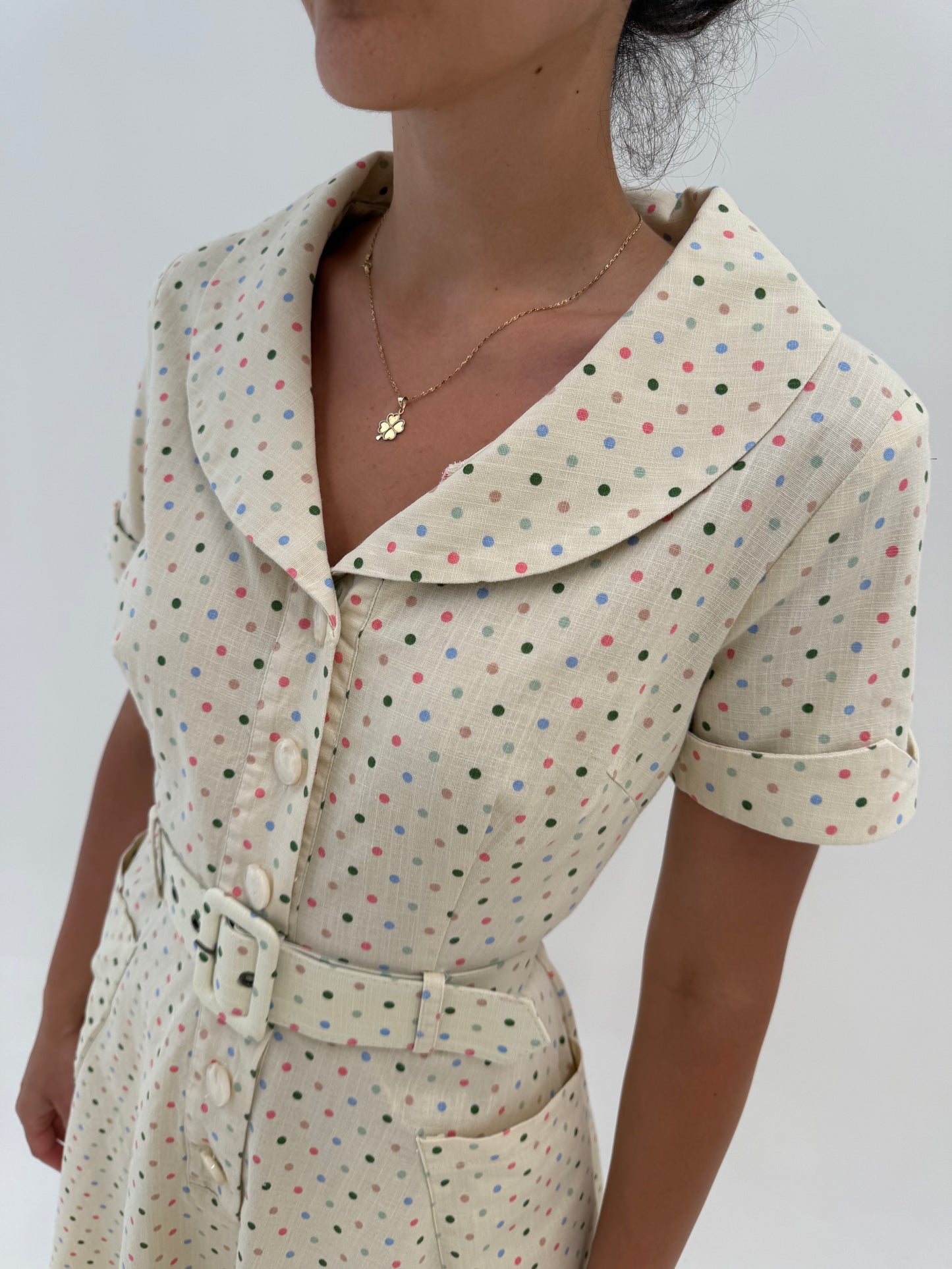 Rochie vintage cu buline în croi de ani 50 din pânză cu guler rotunjit și centura proprie