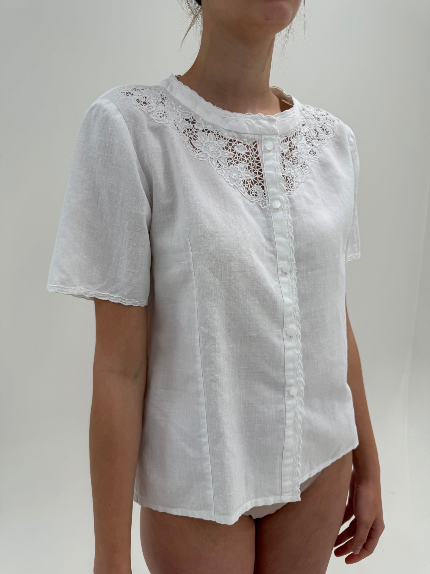 Cămașa bijterie din în cu broderie manuală excepțională în croi ușor cambrat