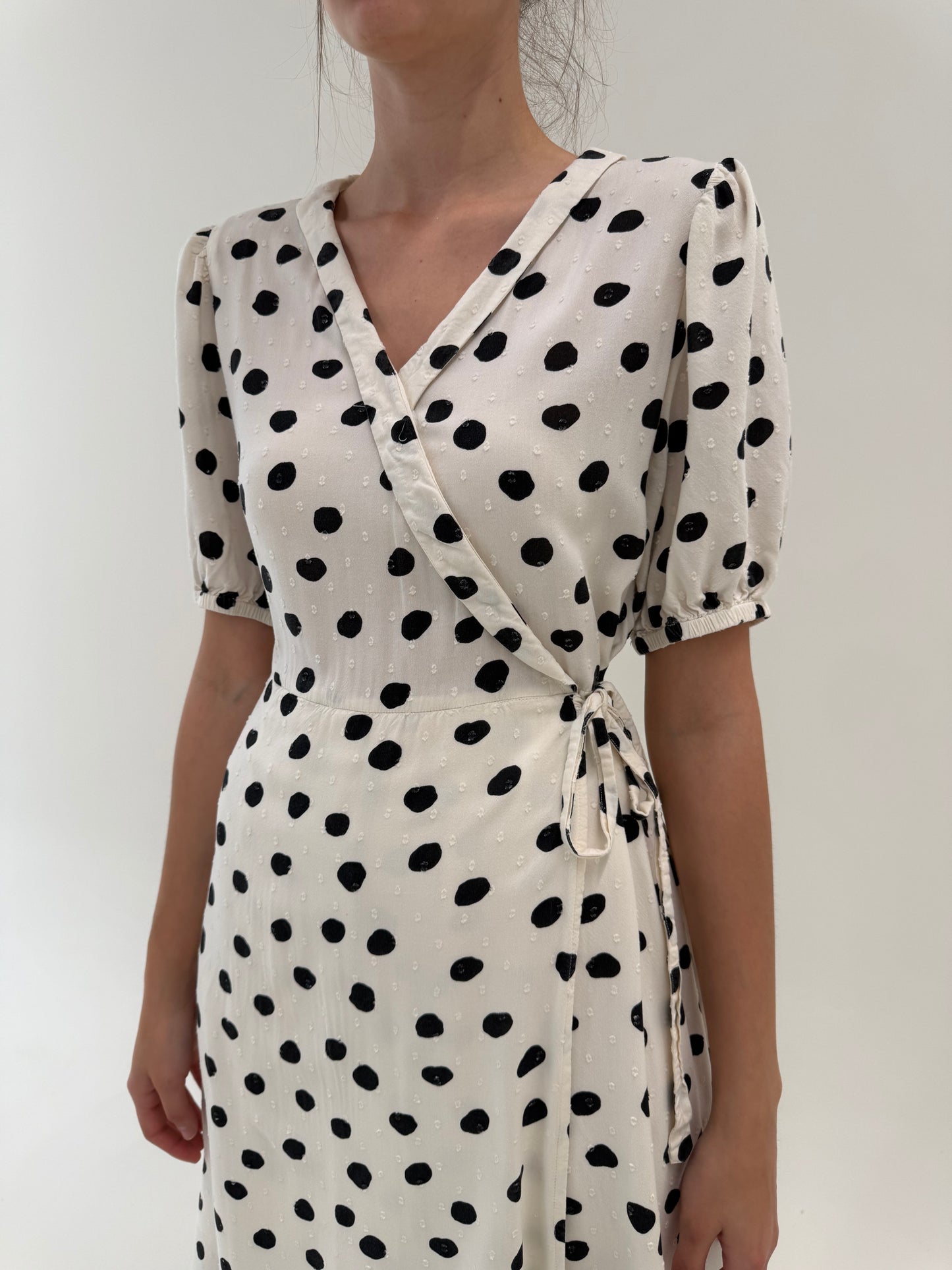 Rochie cu aspect petrecut  cu buline negre și talie marcată midi lung
