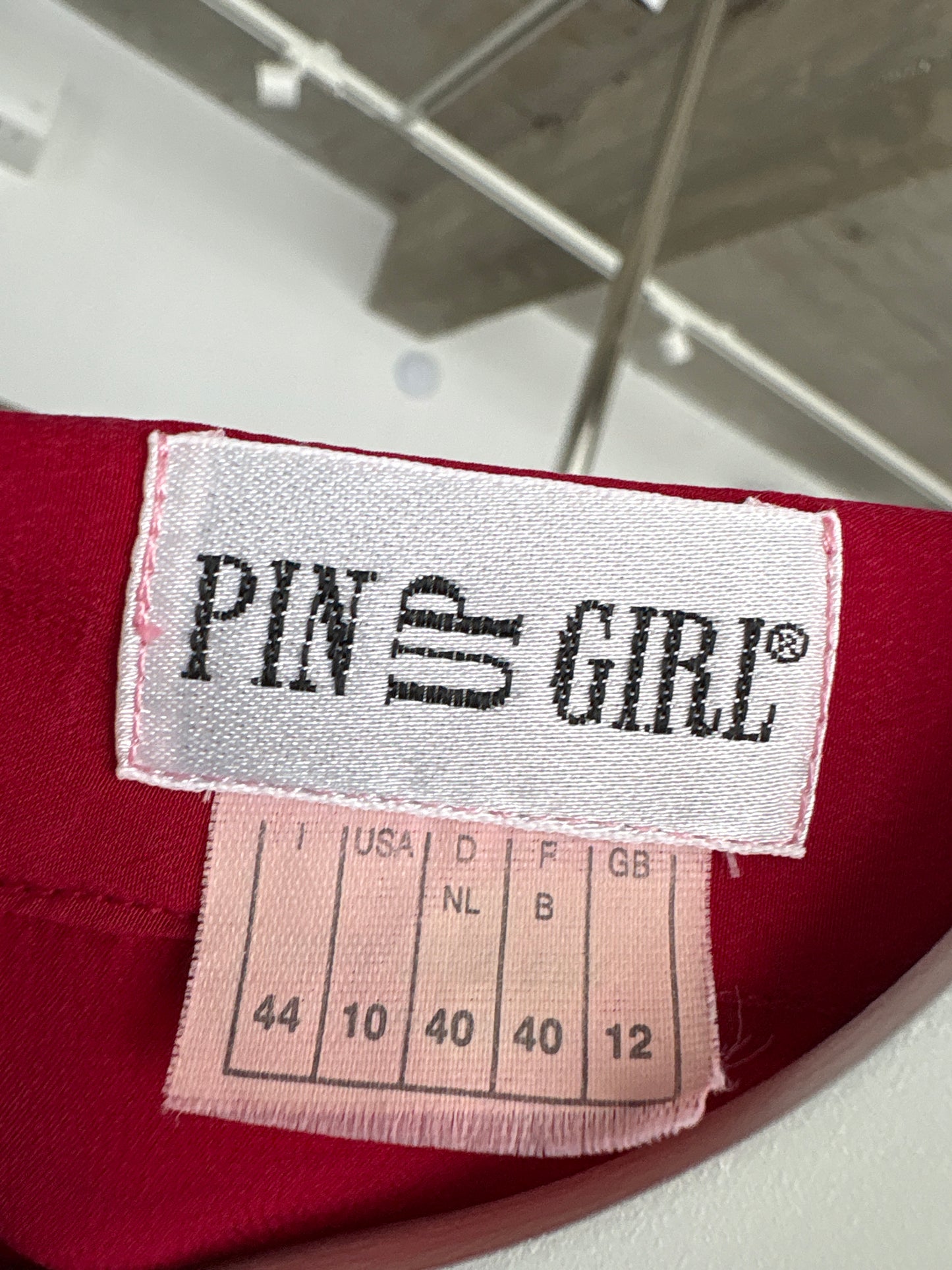 Cămașa din mătase naturală ruby red superb în croi ușor cambrat cropped