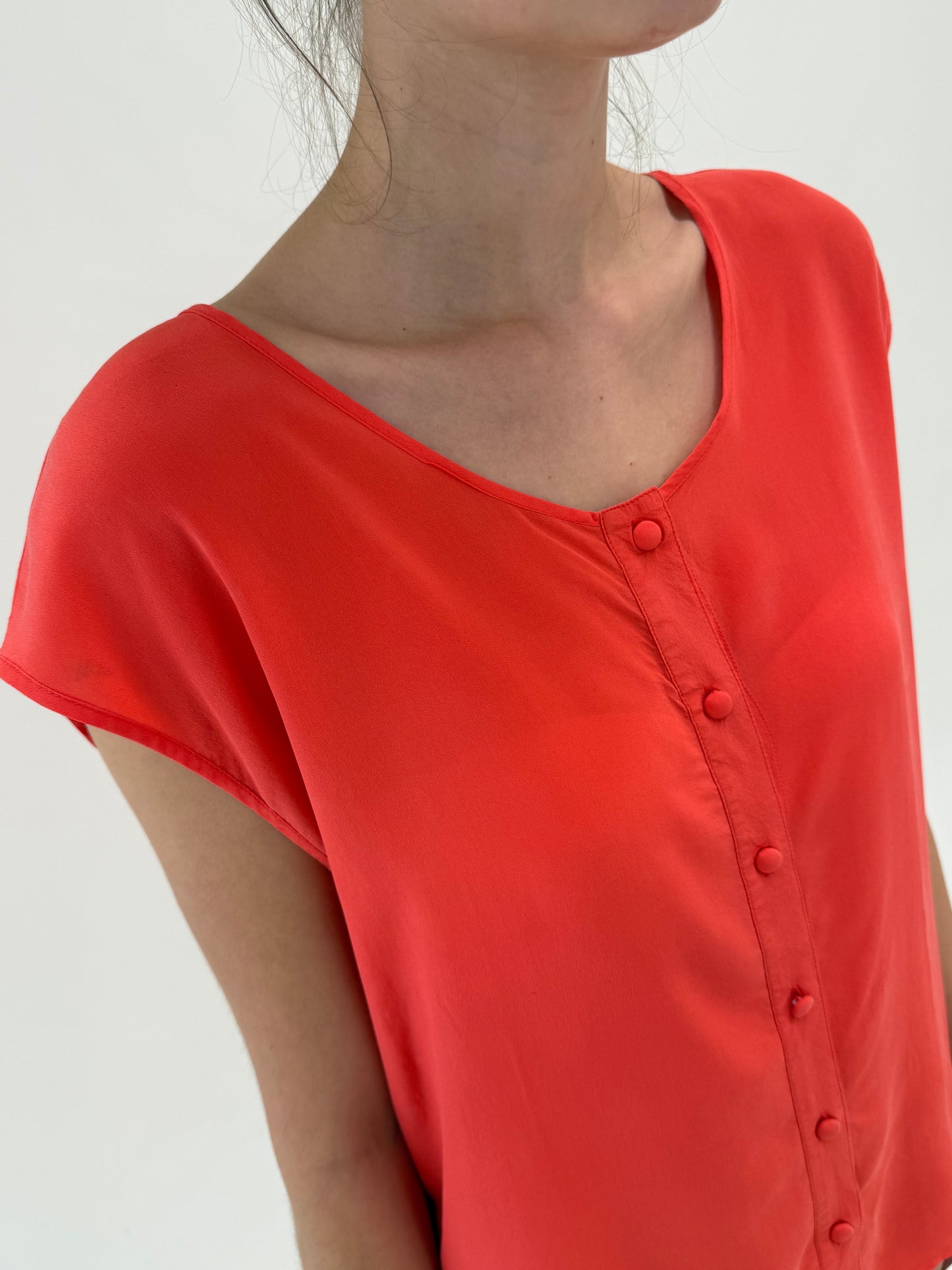 Top coral red în croi minimalist din mătase naturală în croi lejer