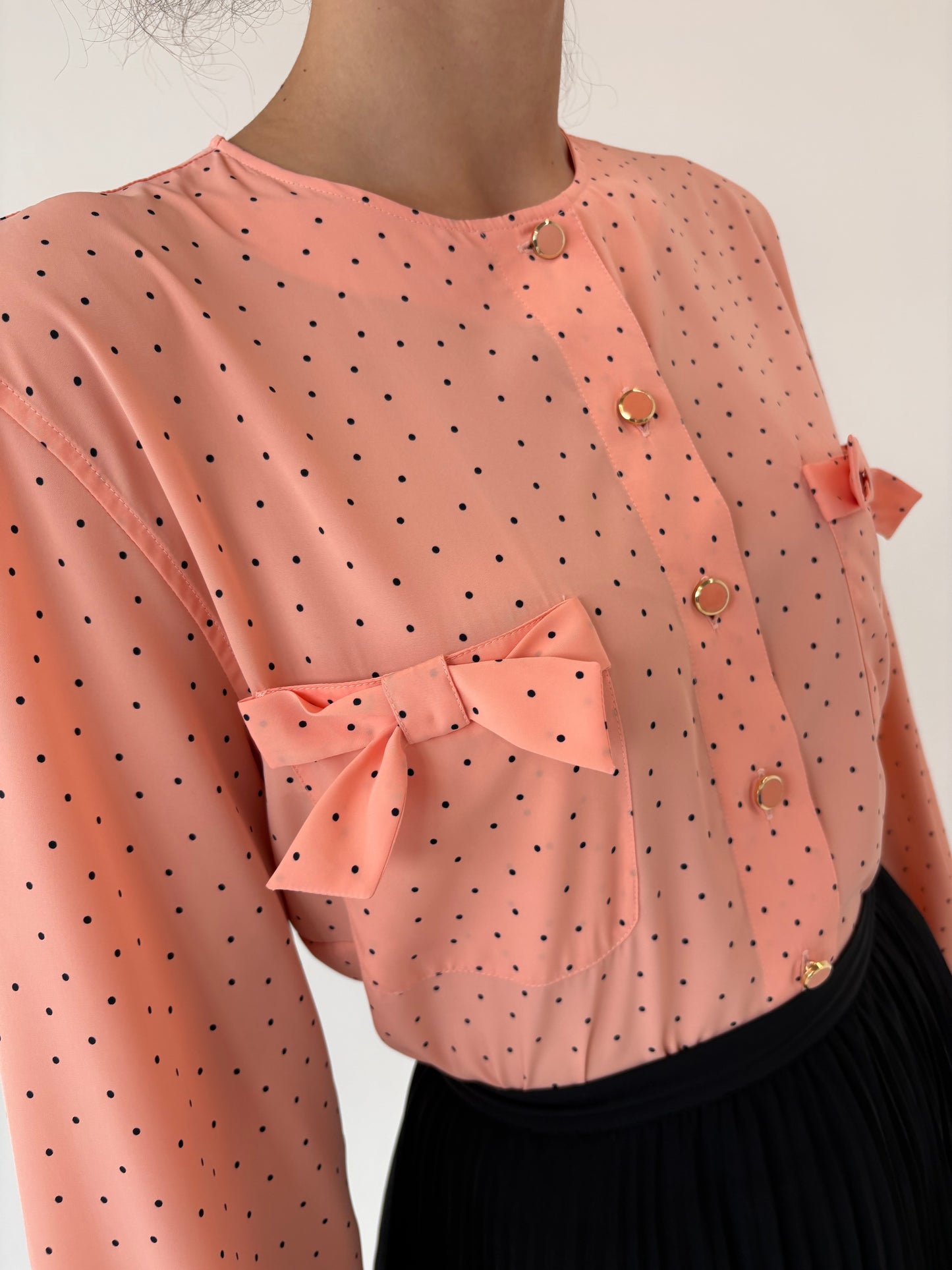 Cămașa vintage salmon pink cu funde și buline