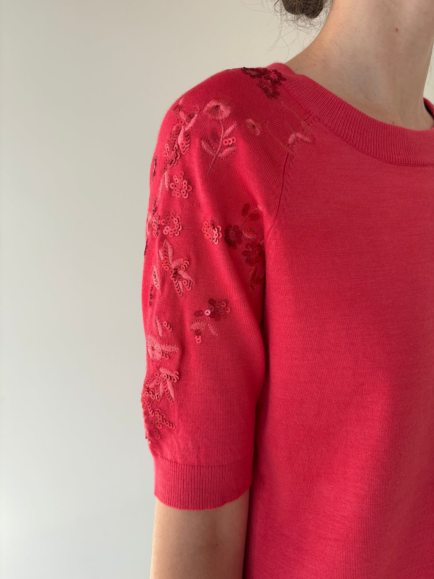 Top coral red cu broderie si decolteu bărcuța din bumbac de gramaj mare