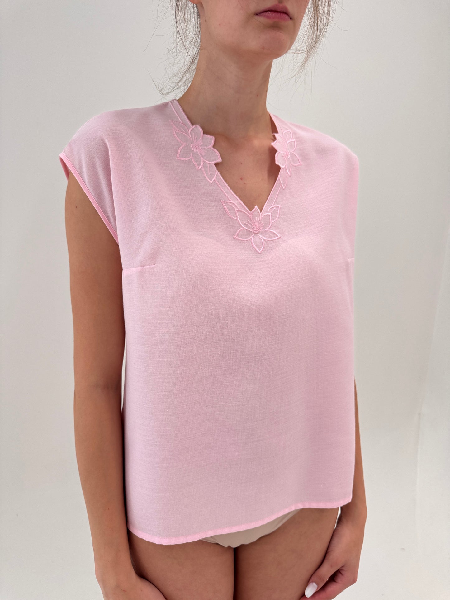 Top vintage powder pink cu broderie din pânză in croi lejer