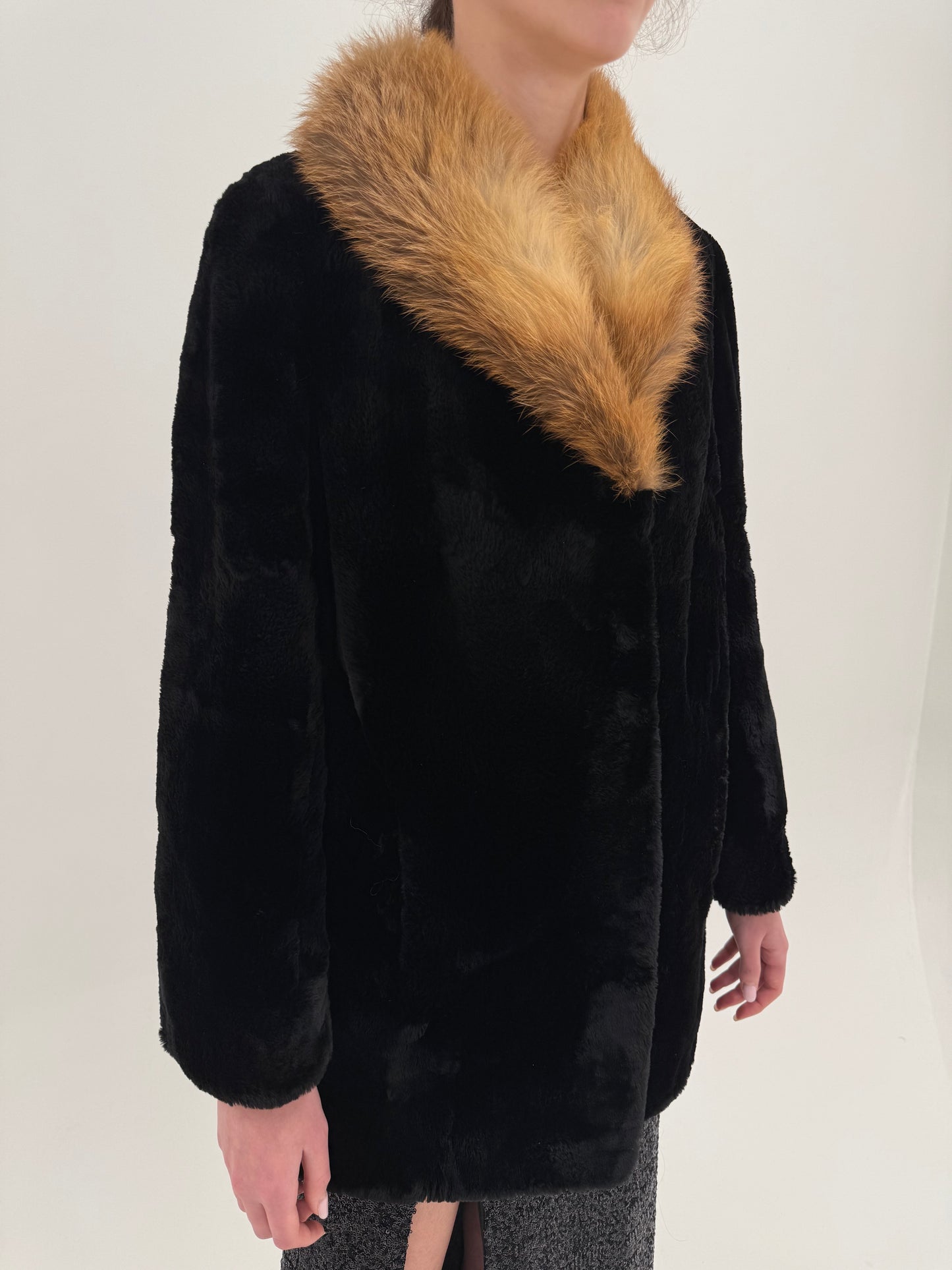 Blană naturală Mouton negru cu guler de vulpe