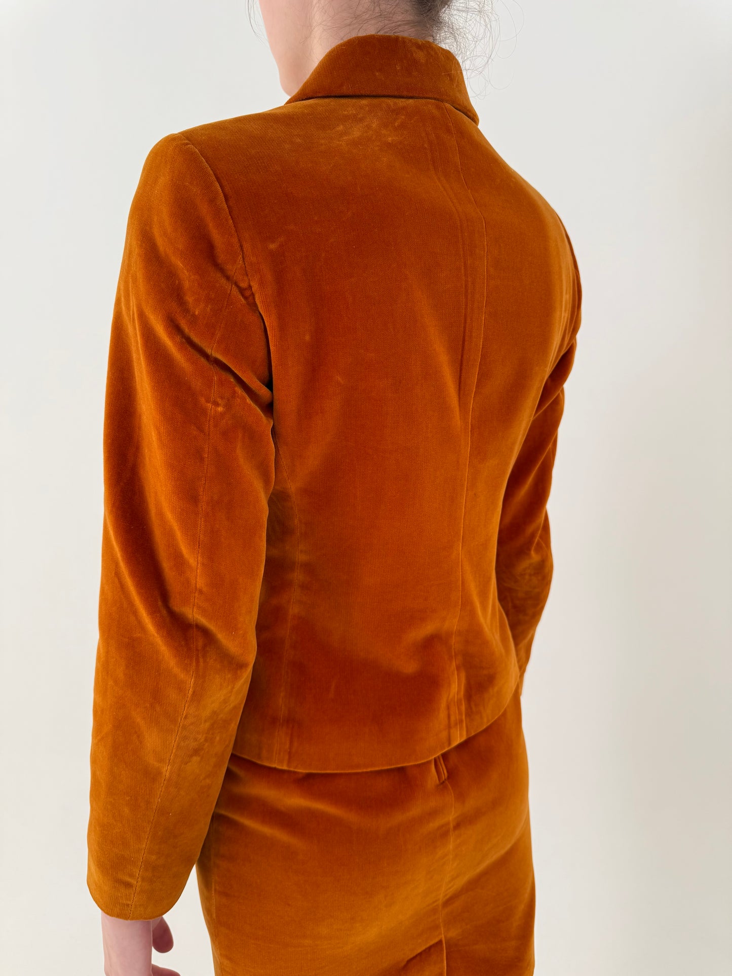 Set pumpkin orange din catifea cu sacou cambrat și fustă conică