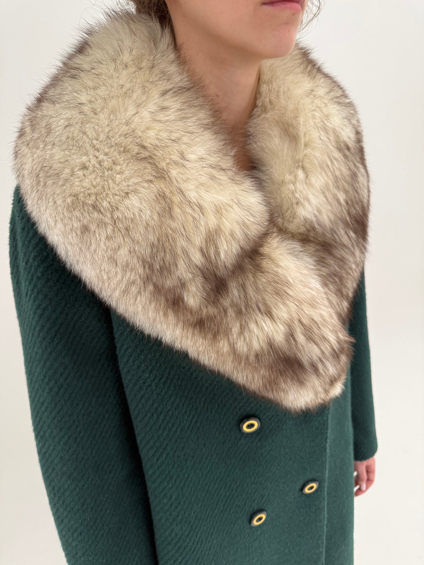 Palton old vintage de colecție anii 60 cu guler masiv din blană naturală