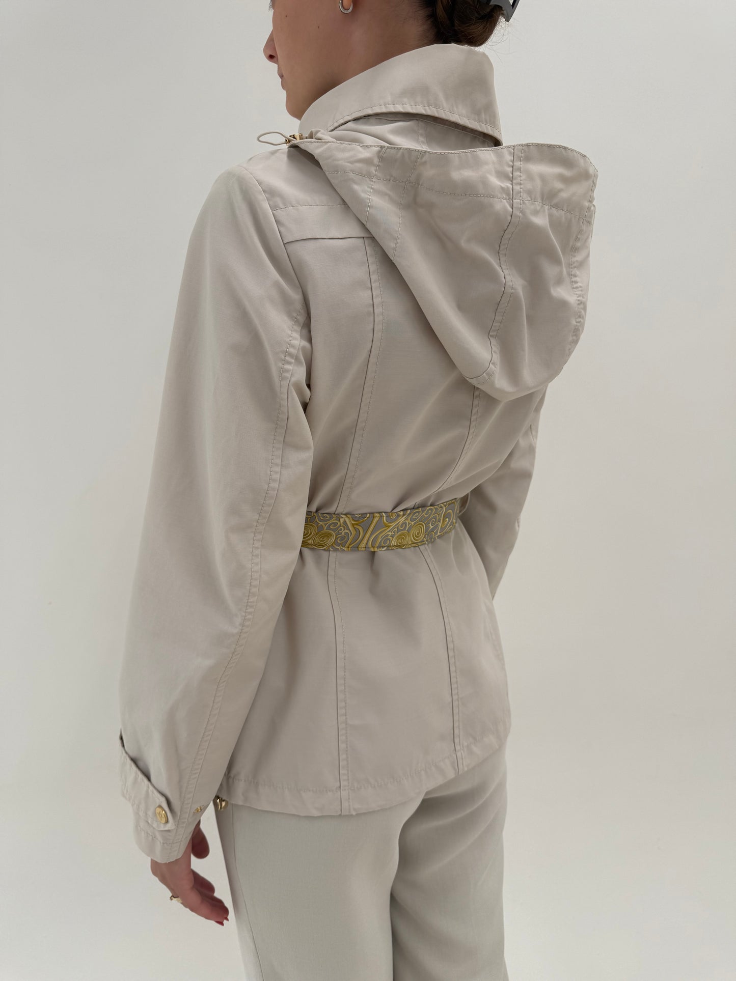 Trench Max Mara cu gluga din material impermeabil cu feronerie aurie warm gray