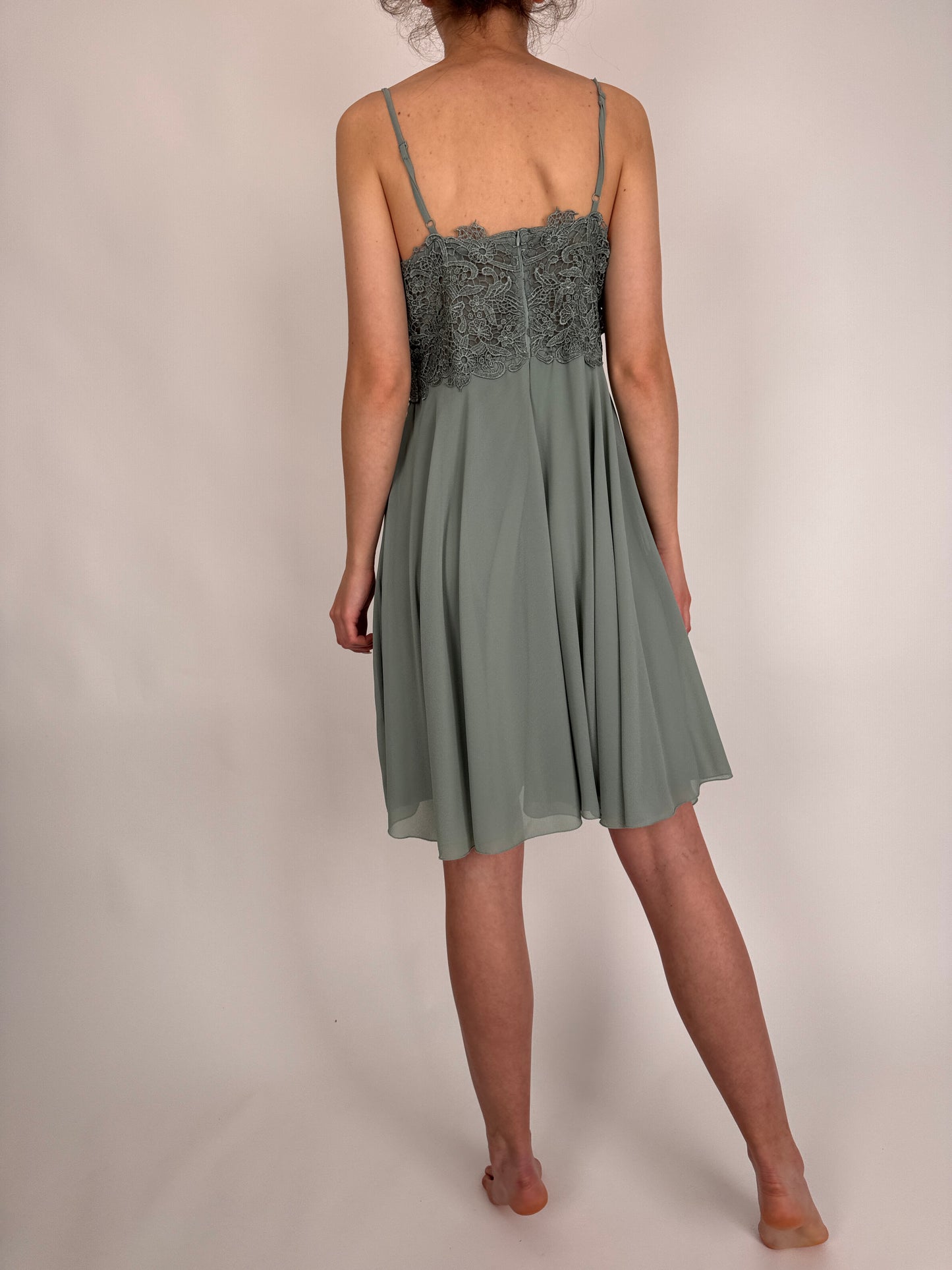Rochie cu talie ultra înaltă și dantelă macrame Sage green