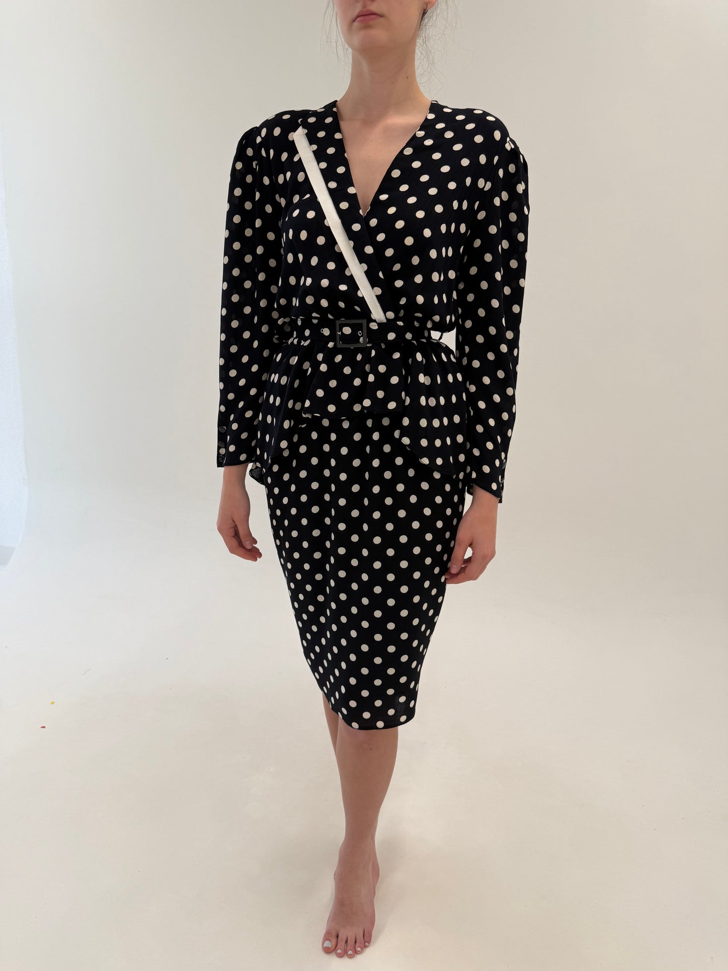 LBD vintage cu buline și peplum cu talie ultra înaltă marcată reglabilă din curea proprie
