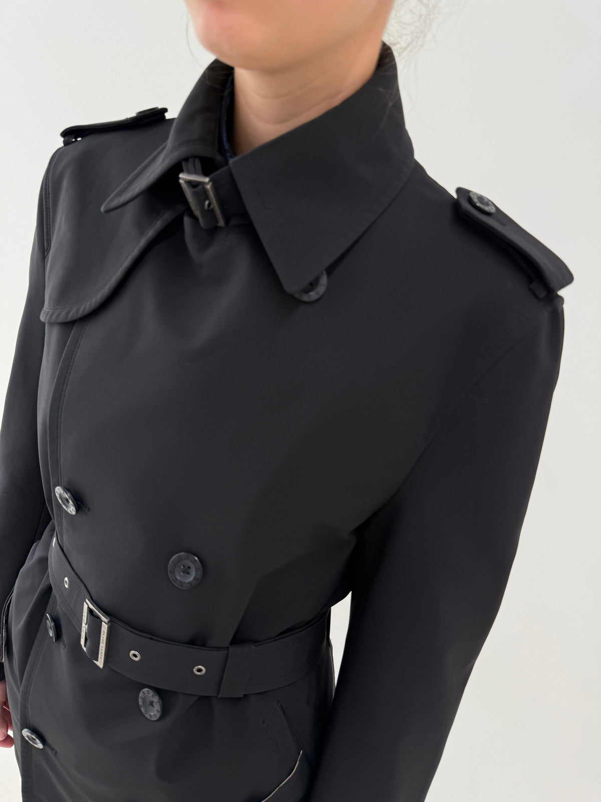Trench Burberry negru din gabardină groasă texturată tall