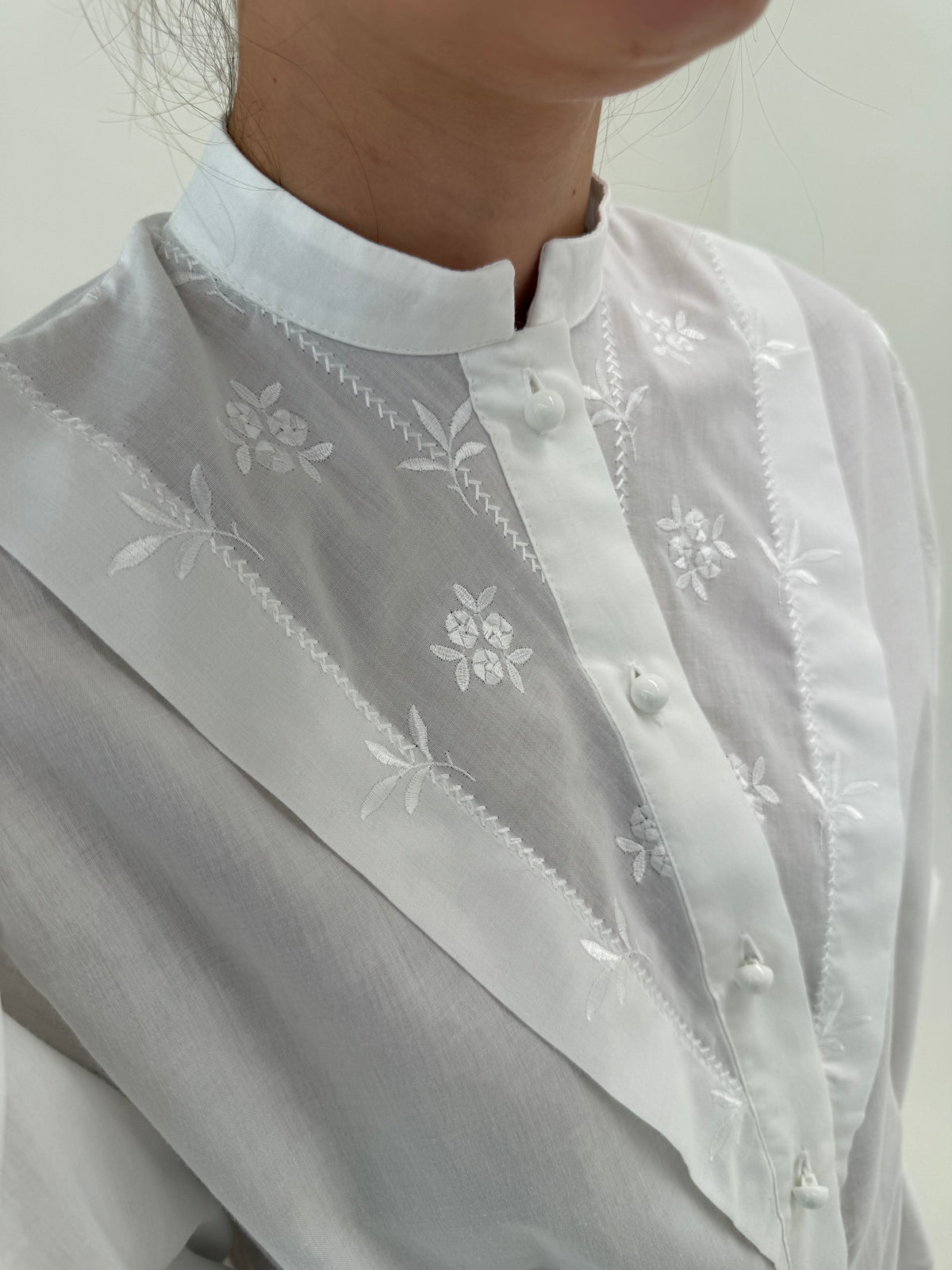 Cămașa vintage cu mâneci bufante și broderie delicată în croi ușor cambrat