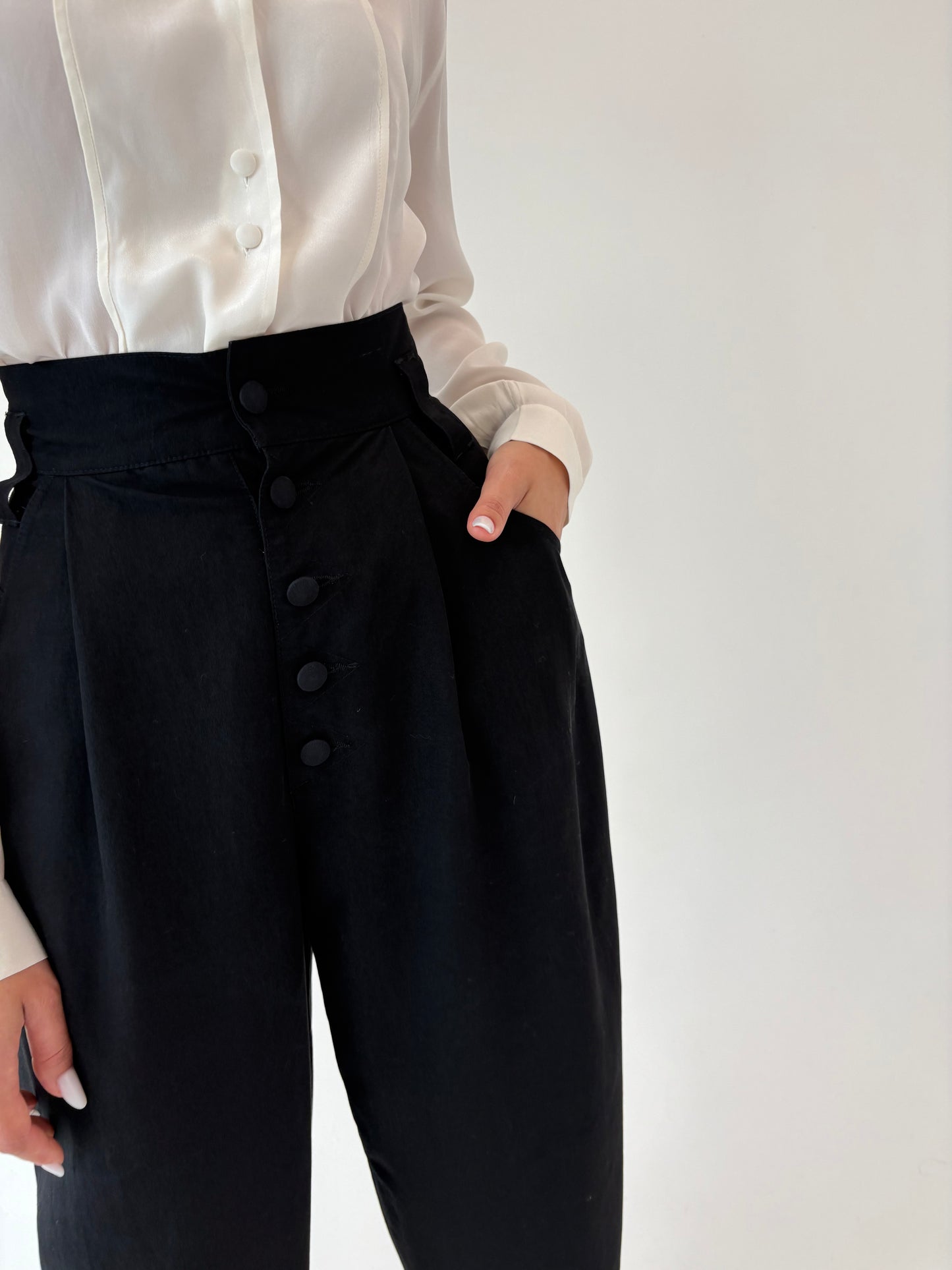Pantaloni baloon vintage negri cu talie ultra înaltă și pense din stofita