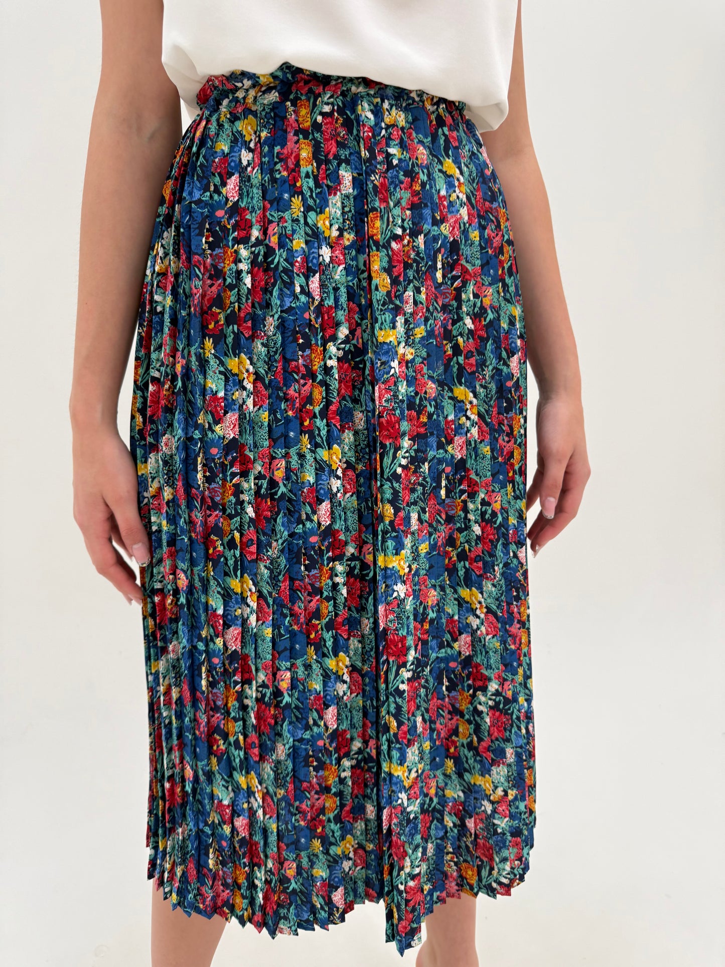 Set vintage cu fustă plisată midi lung și cămașă lejeră cu print floral