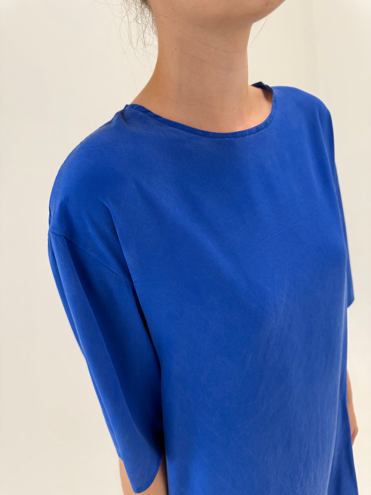 Rochie albastru regal din mătase naturală în croi minimalist