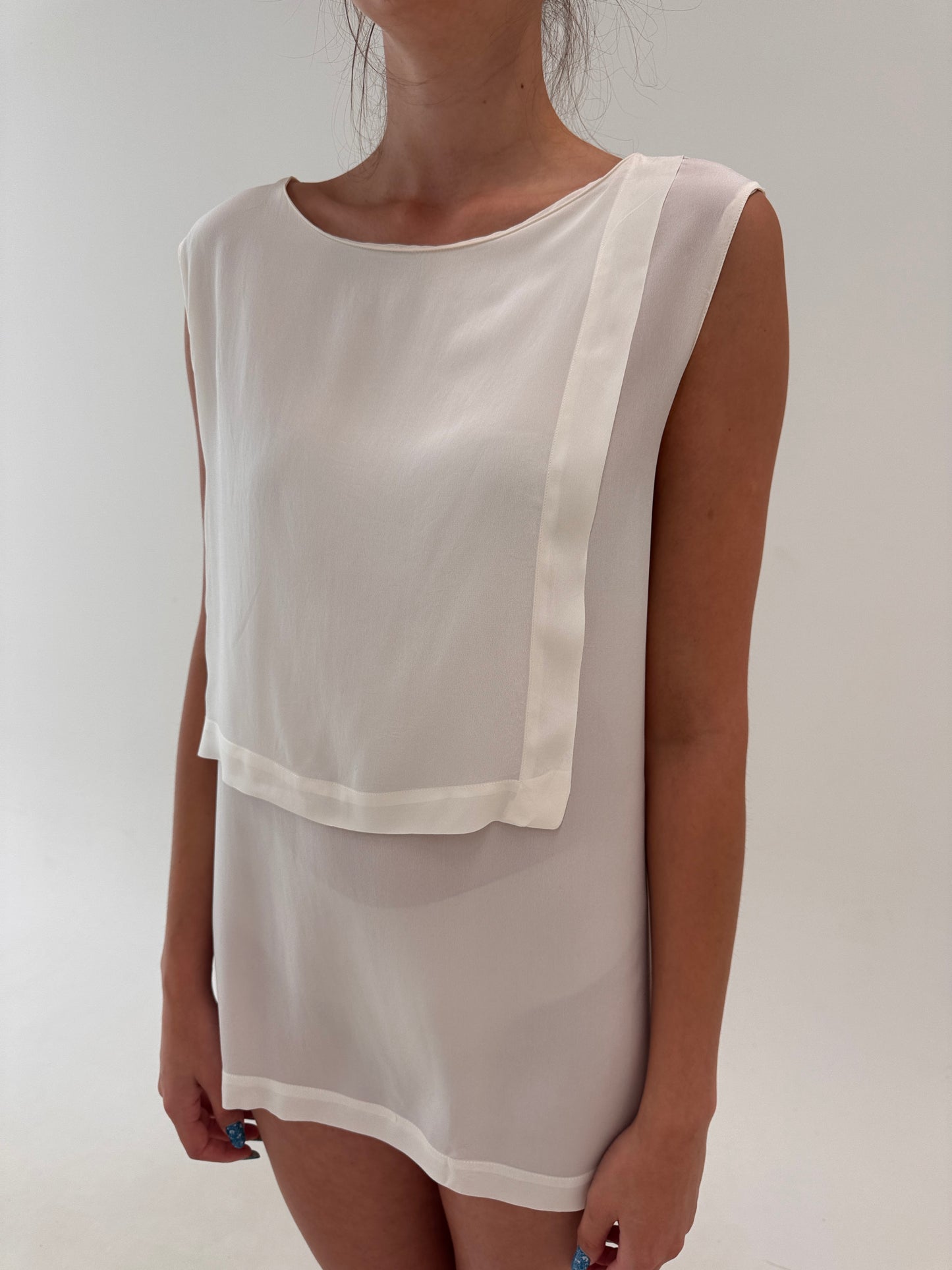 Top butter white din mătase naturală în croi chic asimetric minimalist