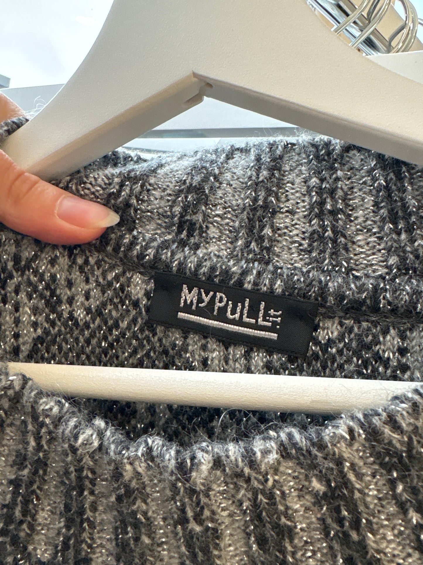 Pulover italian din lana extrafina plină cu print stilizat și inserție argintie discretă