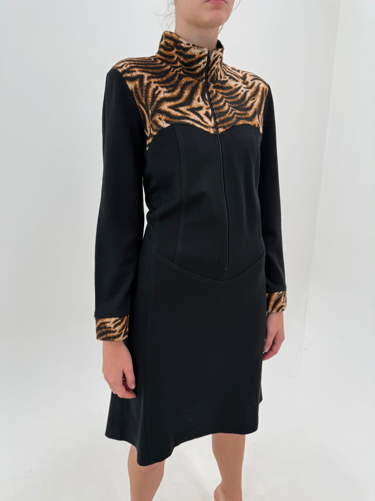 Rochie vintage neagră cu animal print și influențe super chic ușor casual din tricot de lana