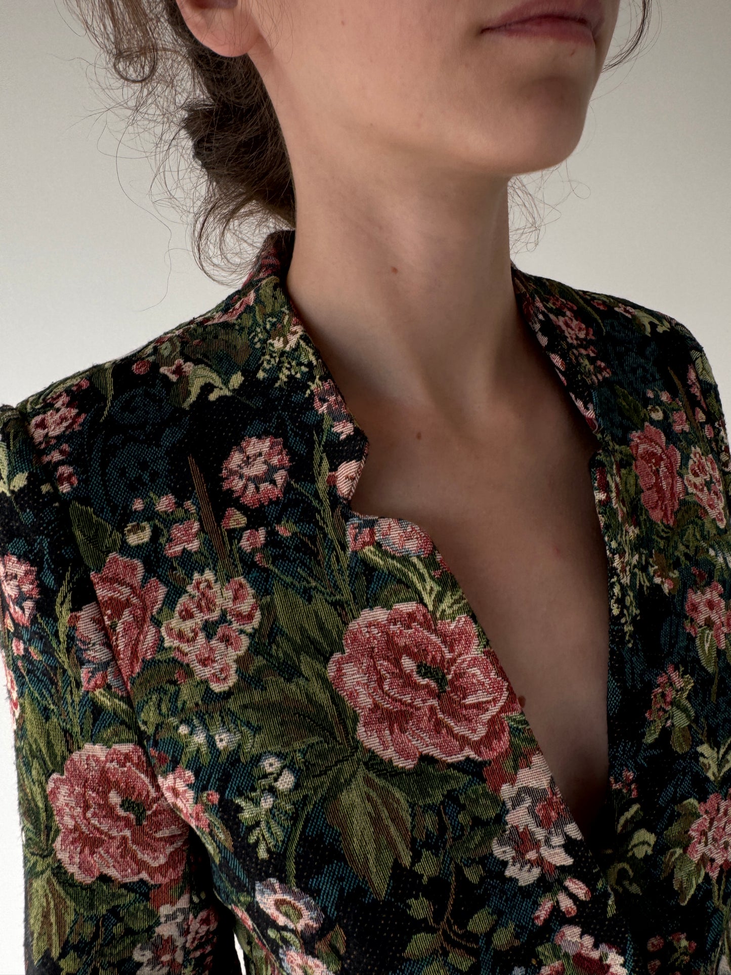 Sacou cambrat din brocart cu revere întoarse și print floral superb