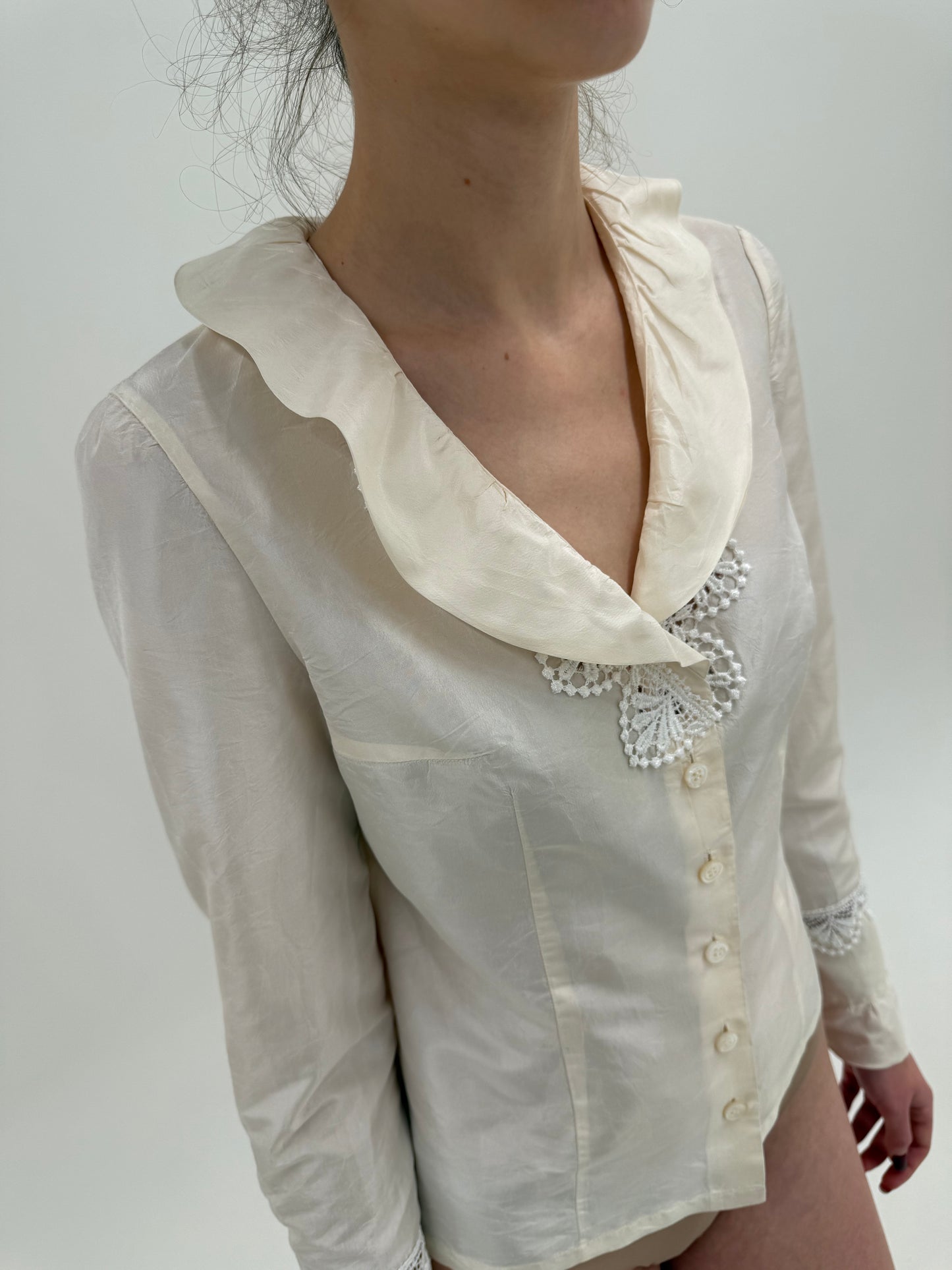 Cămașa vintage din tafta de mătase naturală cu inserții de dantelă macrame