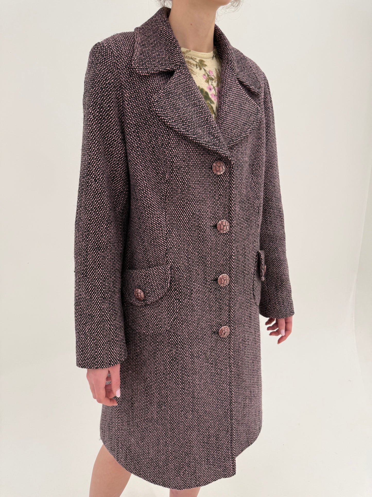 Palton din tweed roz pudrat cu negru și revere late în croi ușor cambrat