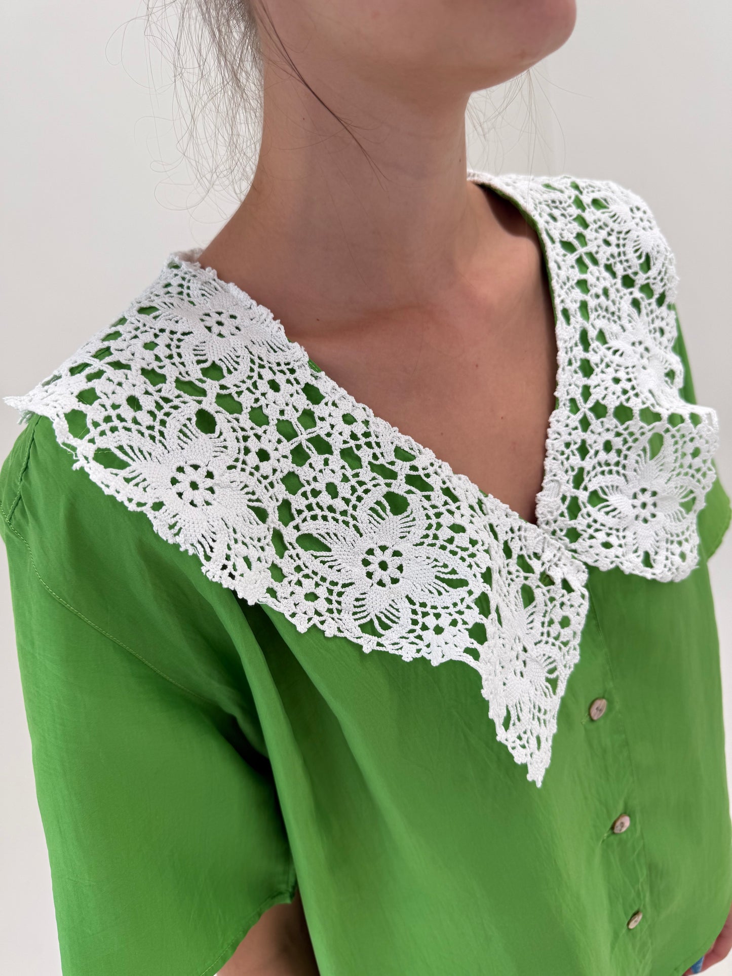 Camasa din mătase naturală kelly green cu guler din macrame lucrat manual