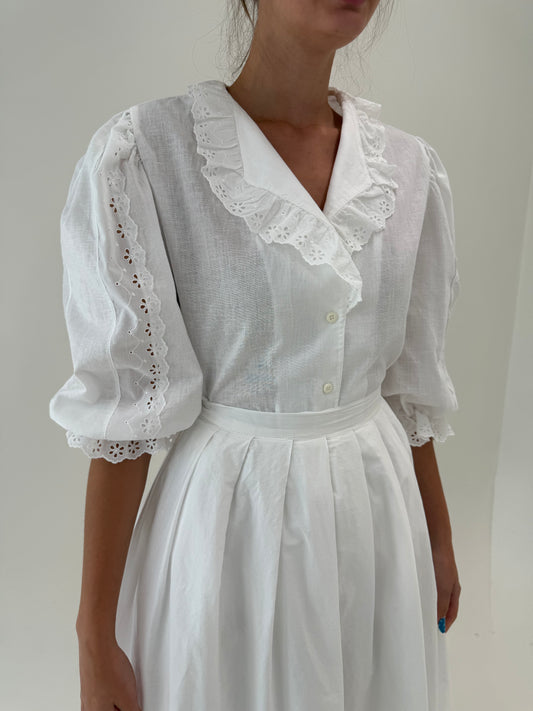 Cămașa vintage cu mâneci bufante și broderie anglaise din panza fină de bumbac și in