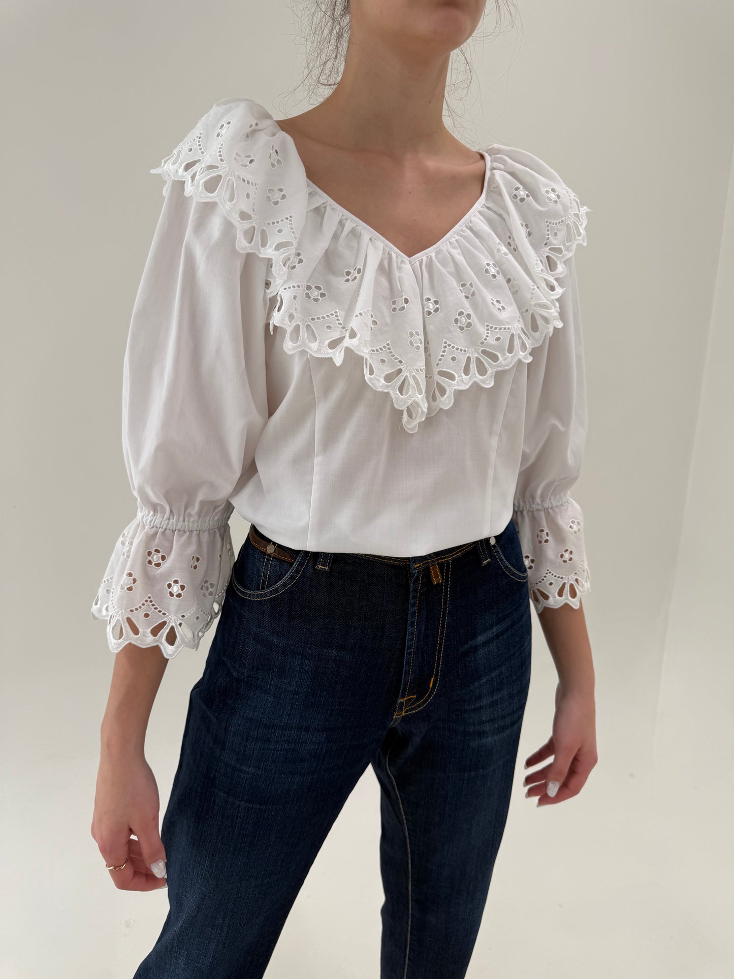 Cămașa vintage cu guler amplu și broderie anglaise superbă