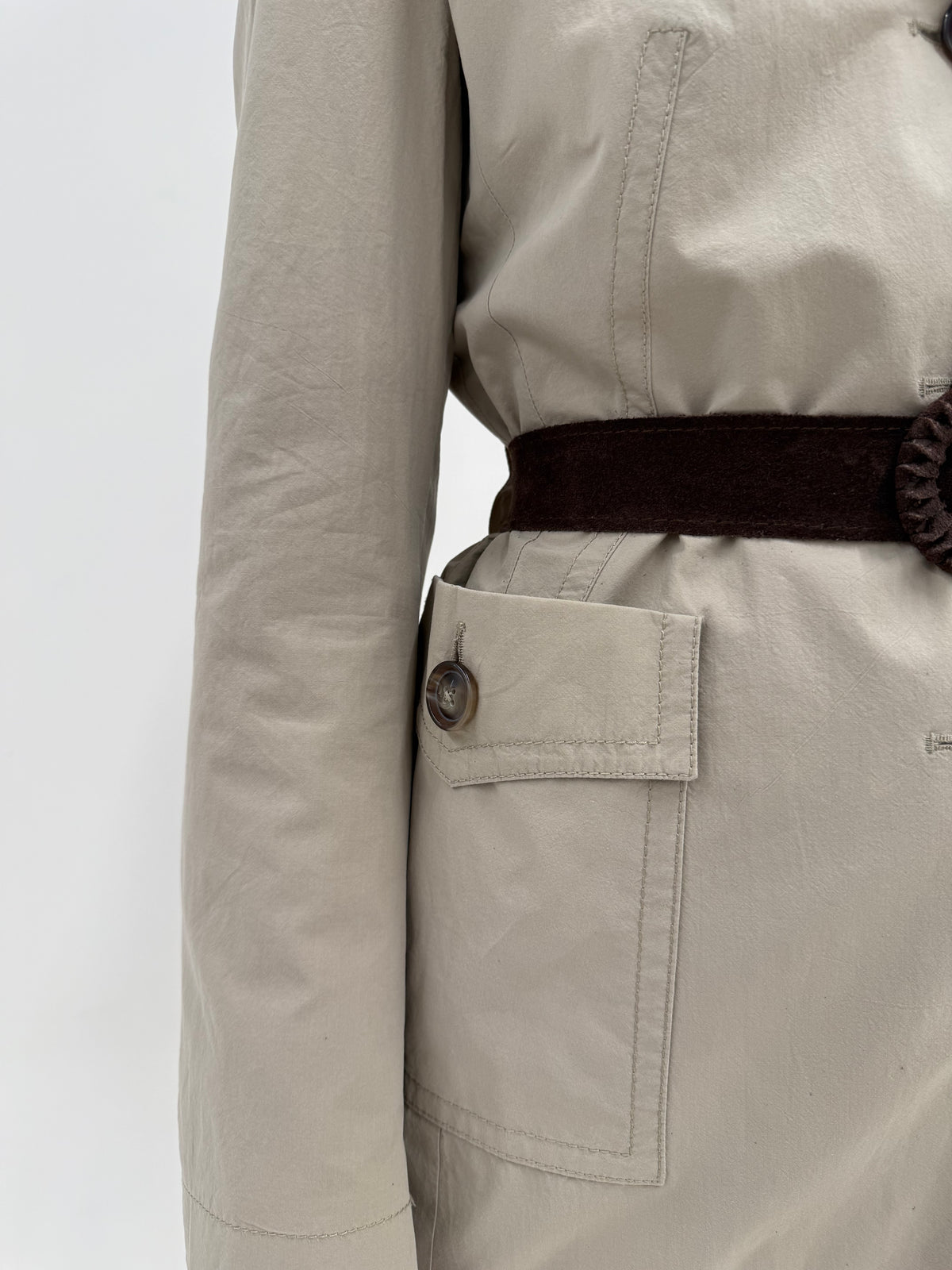 Trench Escada warm gray in croi clasic cu centura din piele naturală și nasturi maro