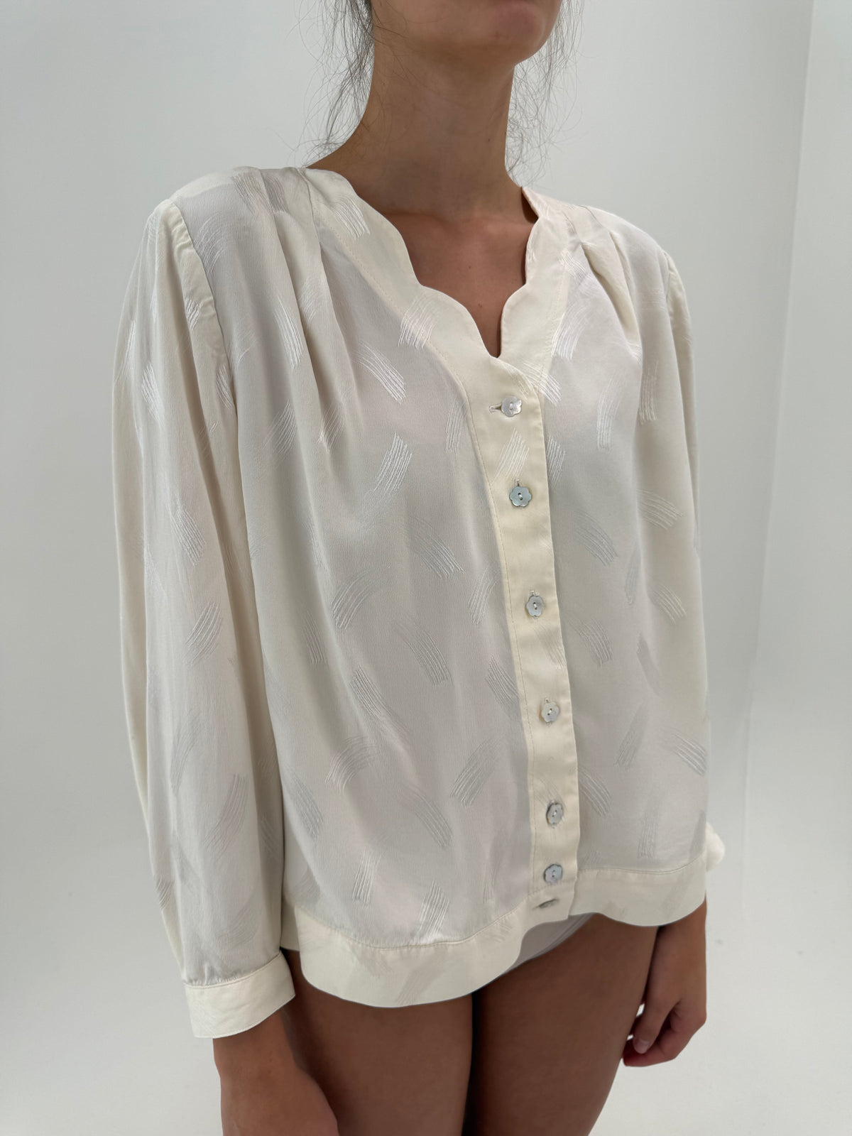 Cămașa din mătase naturală plina butter white cu bust drapat