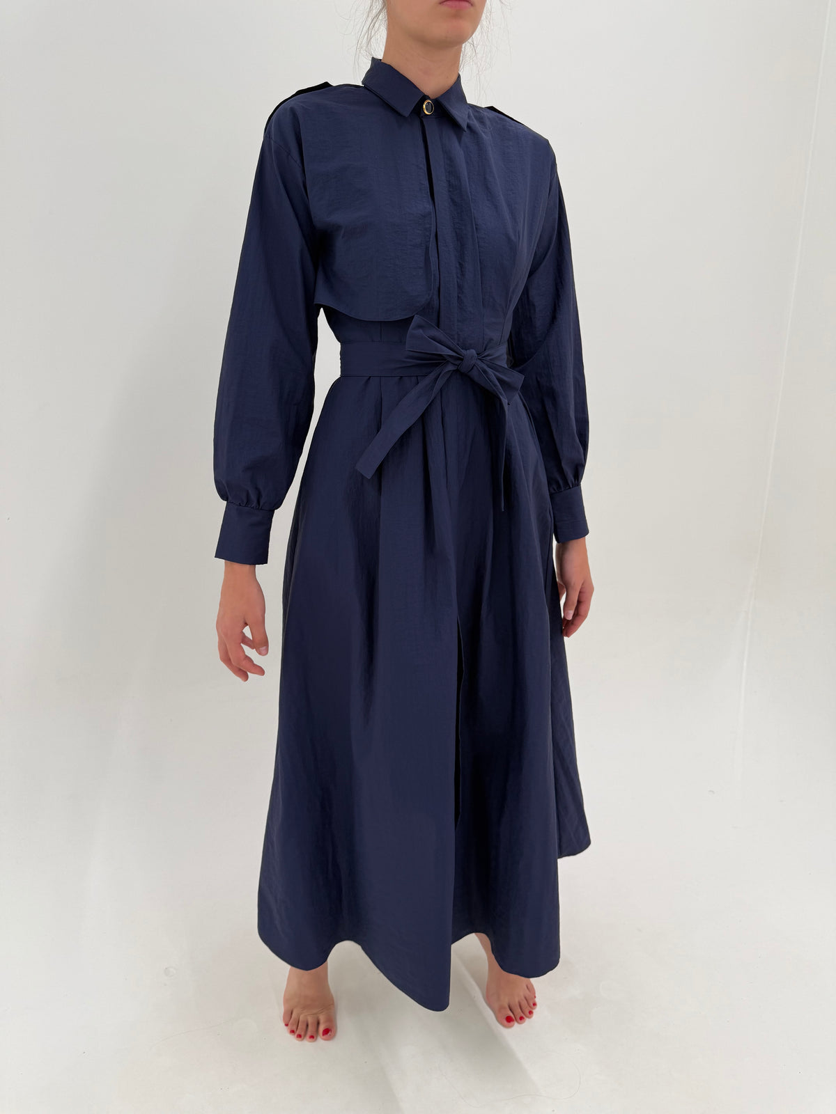 Rochie maxi Navy în stil trench din material plin cu talie marcată reglabilă