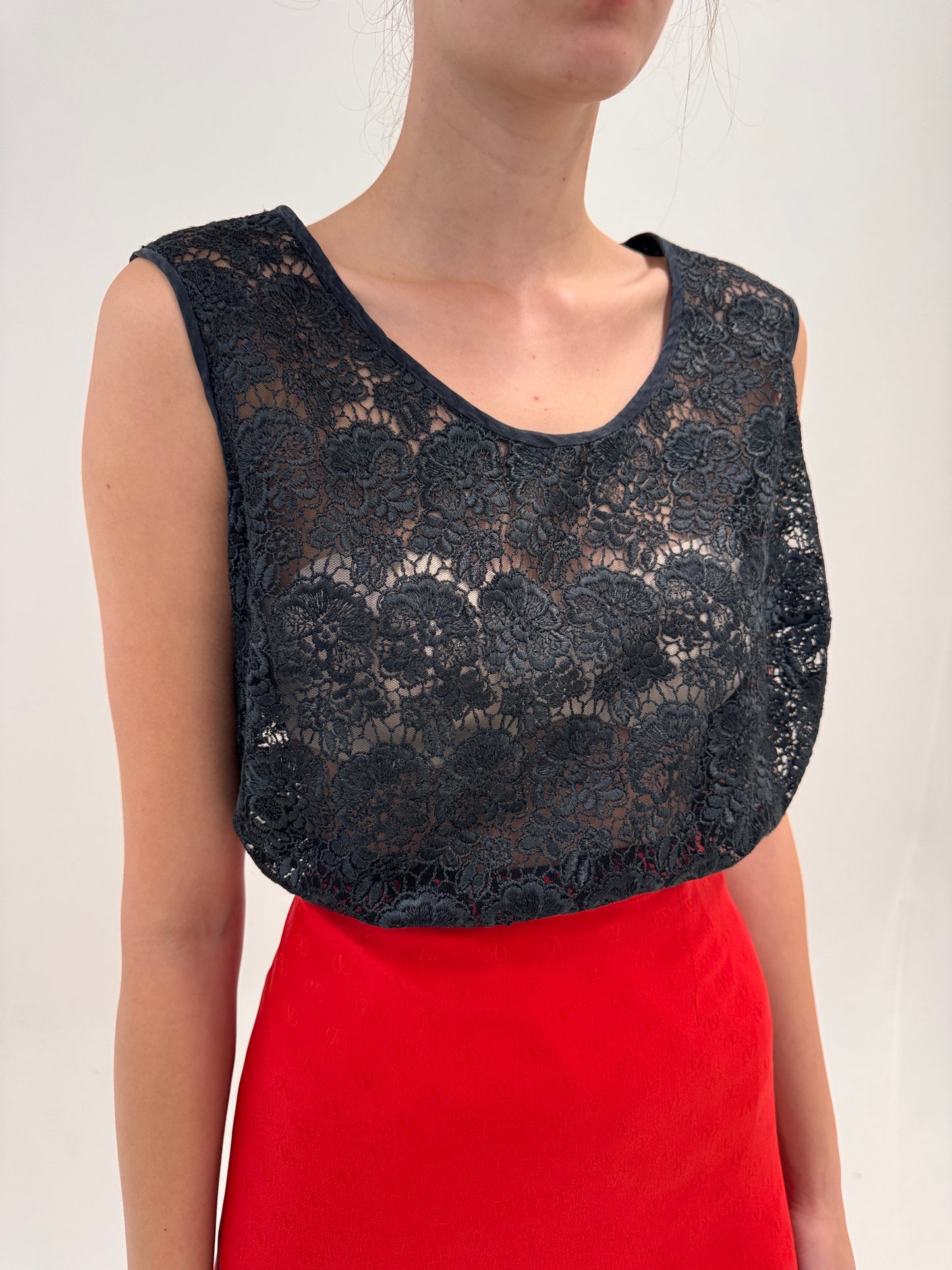 Top vintage Valentino negru din dantelă fină chantily rebrodată în croi minimalist