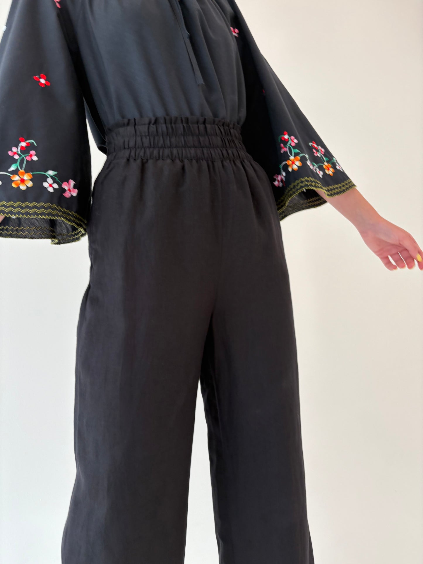 Pantaloni negri tall in croi spre palazzo din in cu talie ultra înaltă
