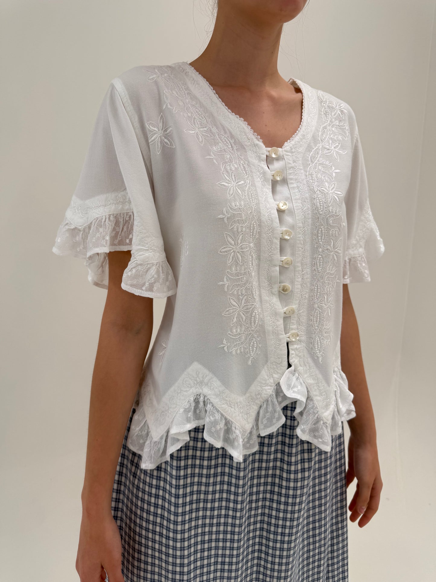 Cămașa din panzica fină cu broderie, mânecă clopot și tiv cu volane