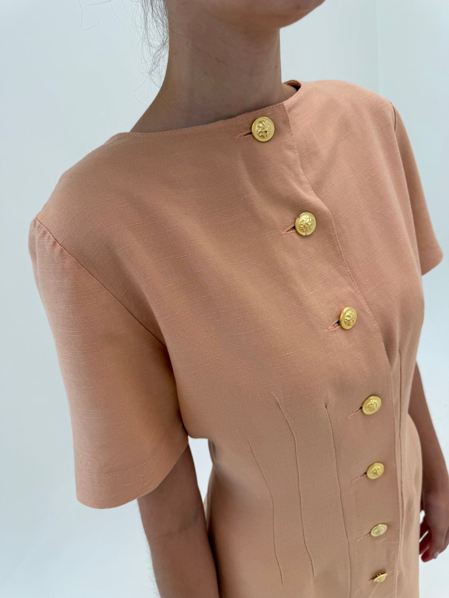 Rochie vintage nude cu nasturi aurii metalici în croi clasic atemporal din pânză de in