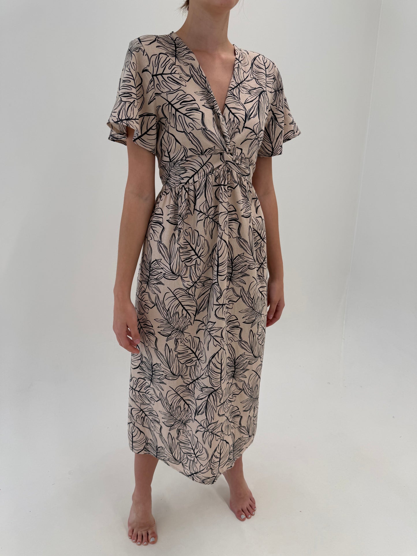 Rochie maxi nude din pânză de in și vascoza cu buzunare și print organic