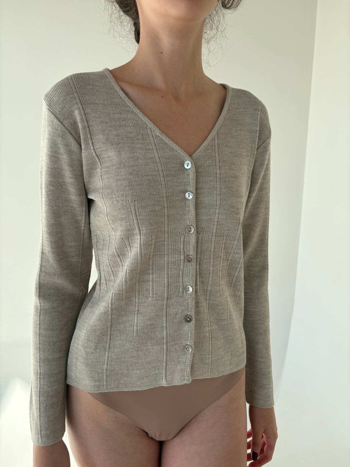 Cardigan light nude italian din lana merino extrafina