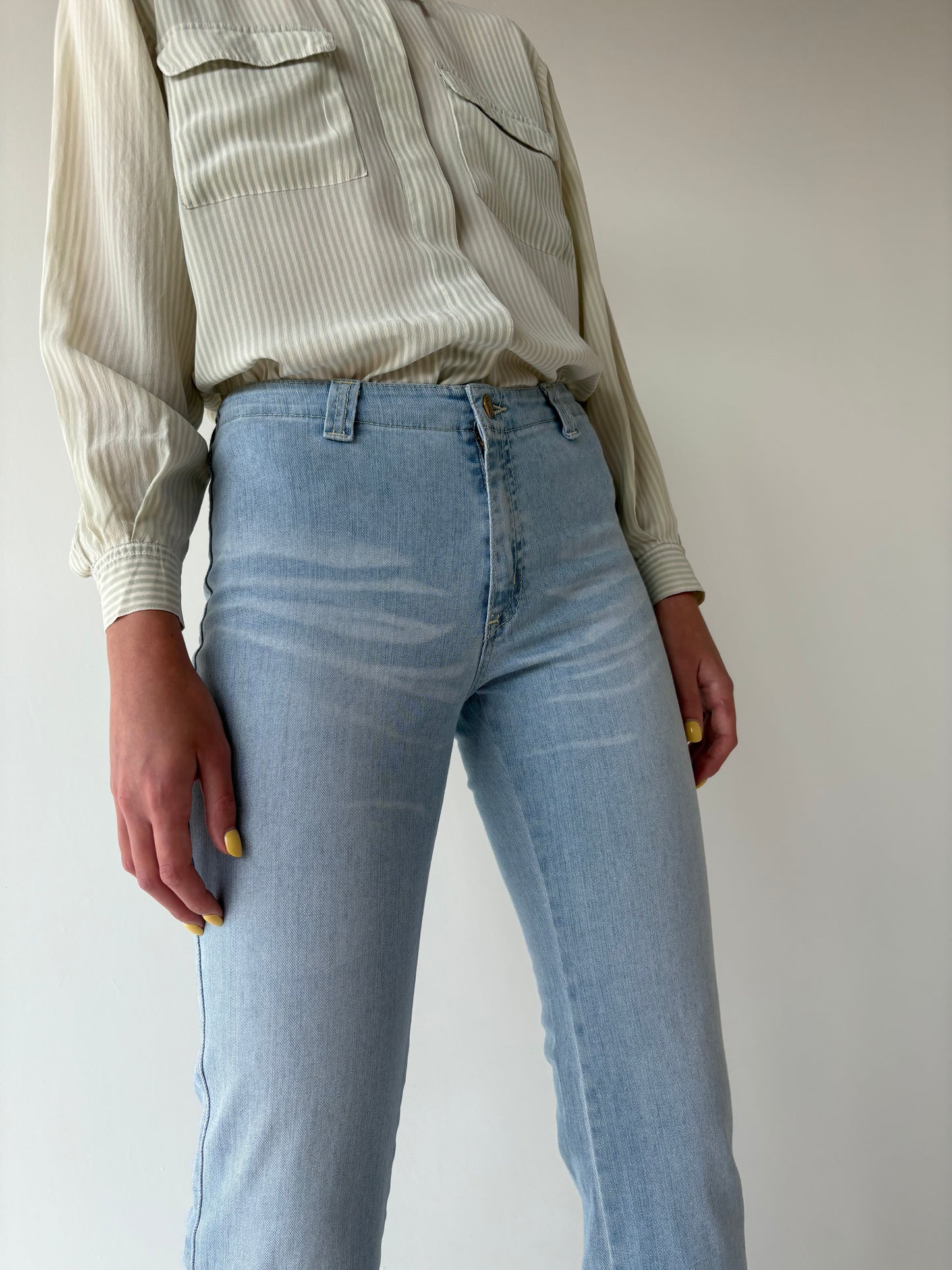 Jeans vintage evazați light wash ușor modelatori