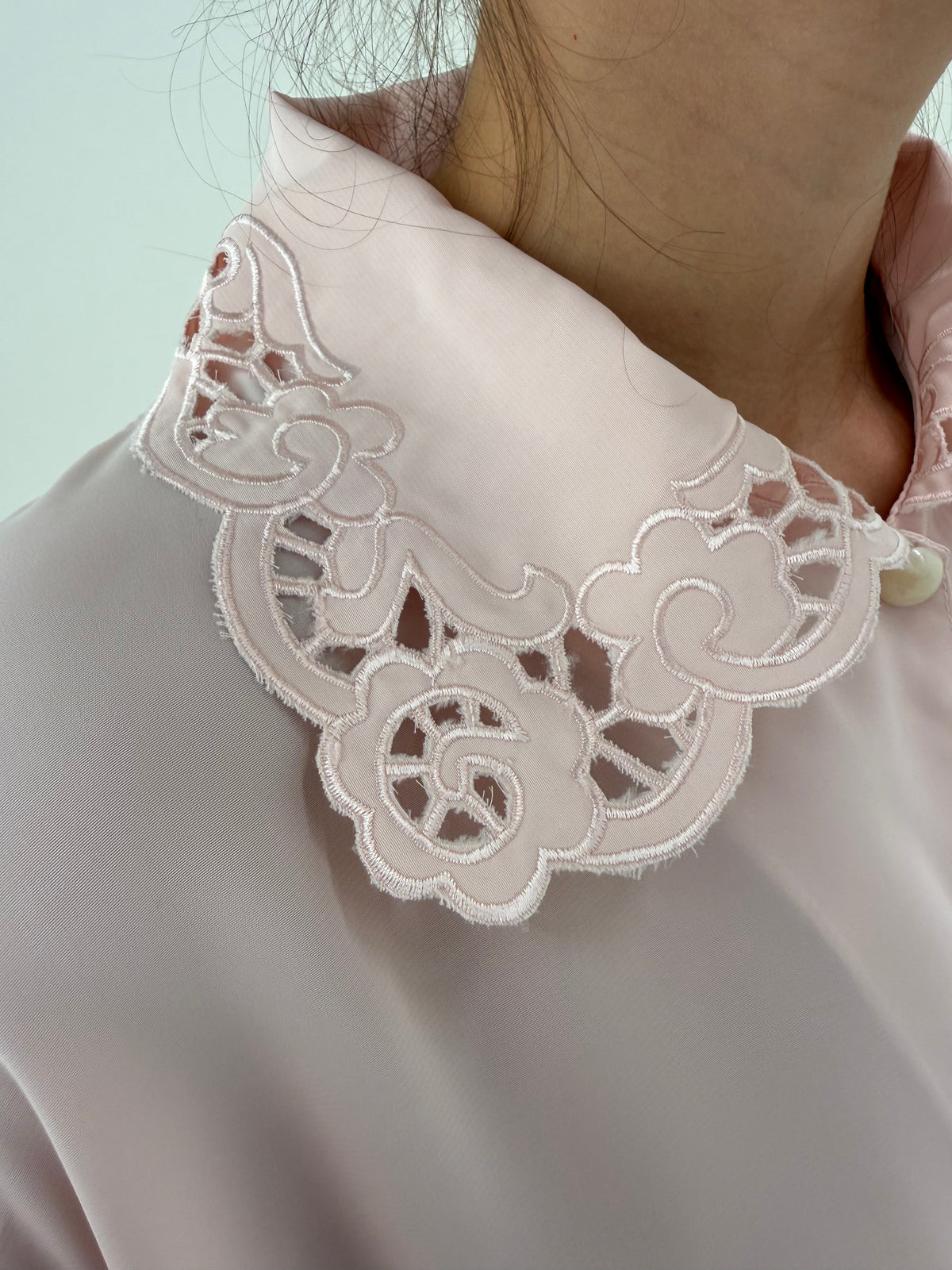 Cămașa vintage powder pink cu broderie și guler supradimensionat