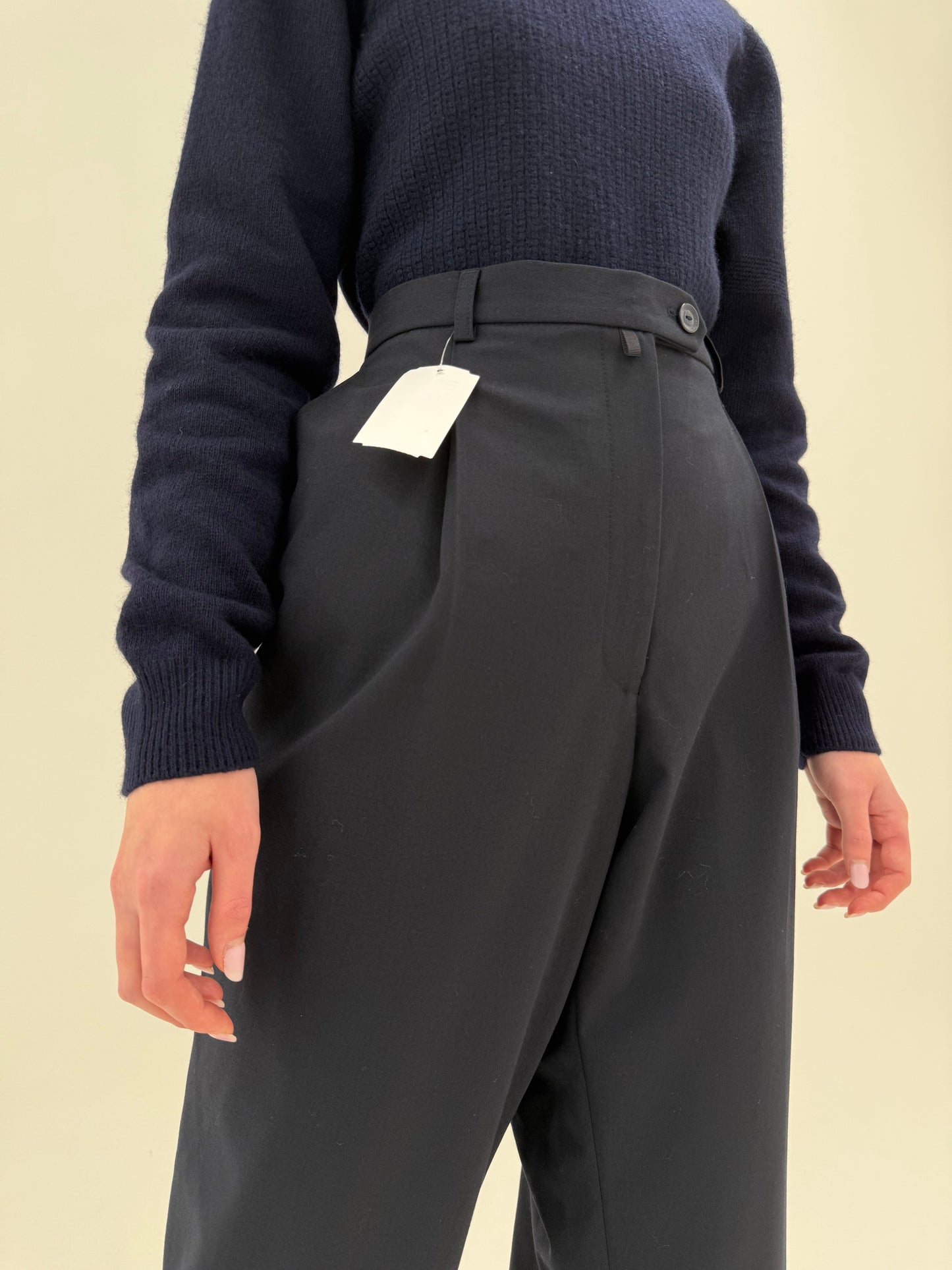 Pantaloni noi cu etichetă cu talie ultra înaltă și pense cu solduri generoase