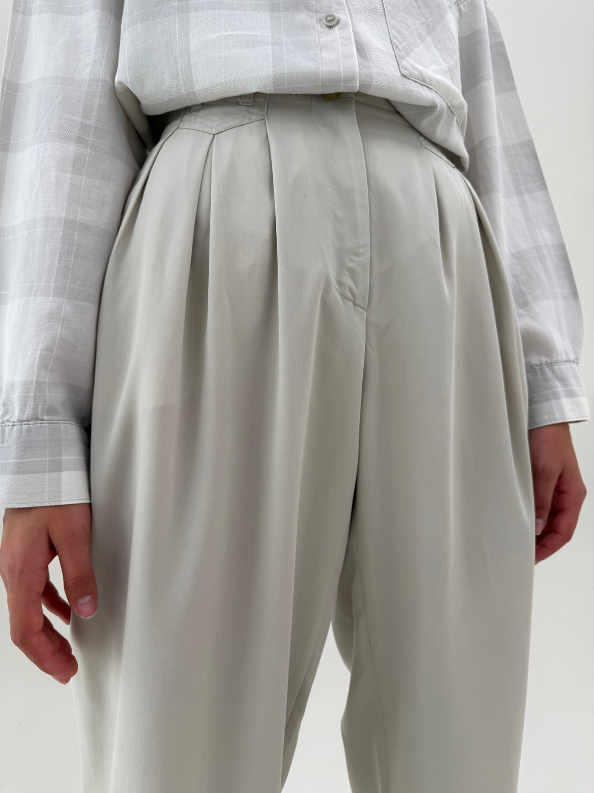 Pantaloni tall drapați cu pense si solduri generoase din bumbac gros texturat