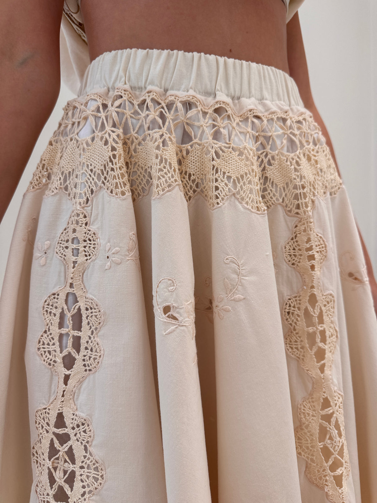 Fustă light nude bijuterie cu broderie manuală și macrame lucrat manual din in