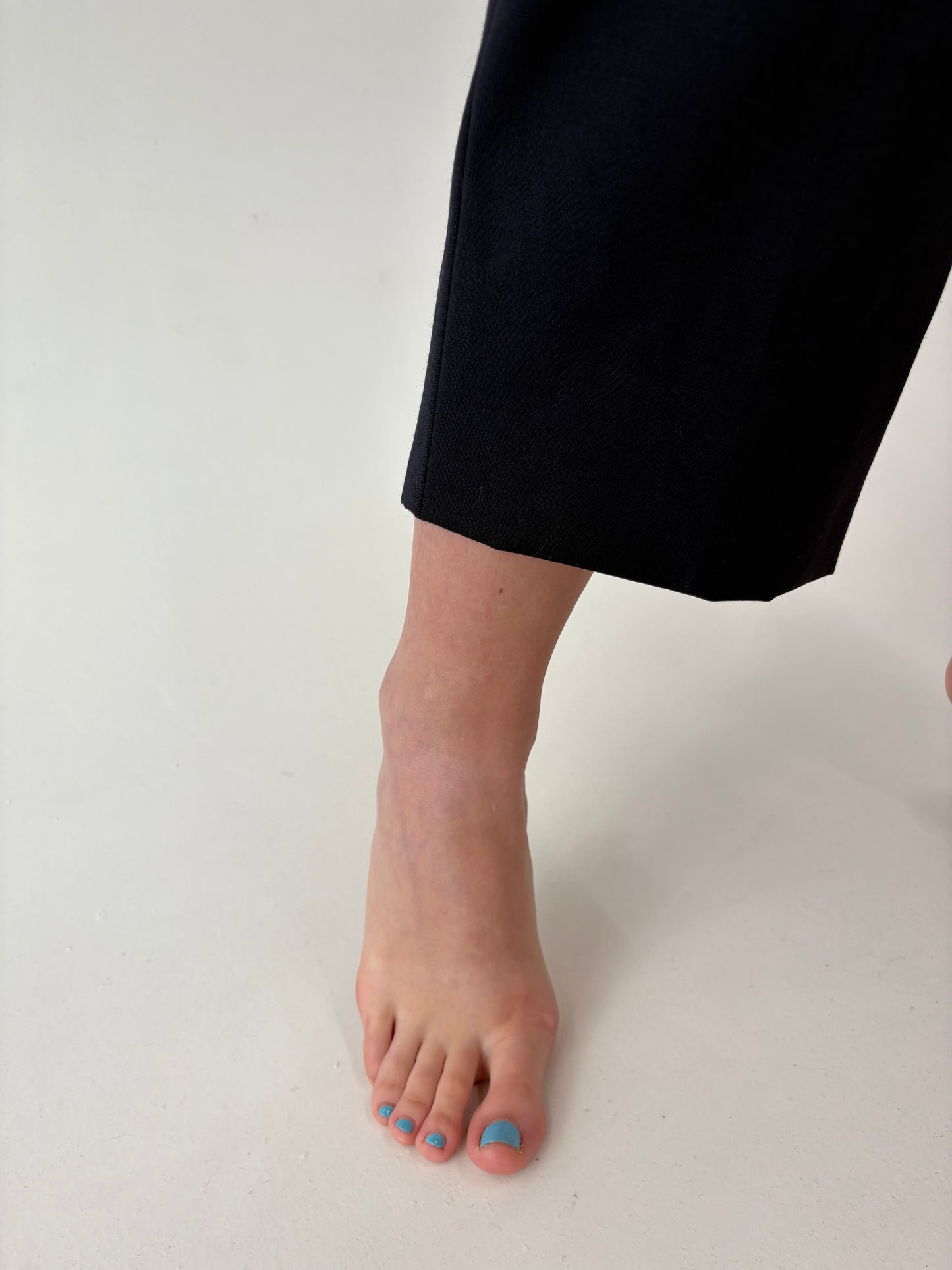 Pantaloni cu pense din lana worsted extrafina dark navy blue