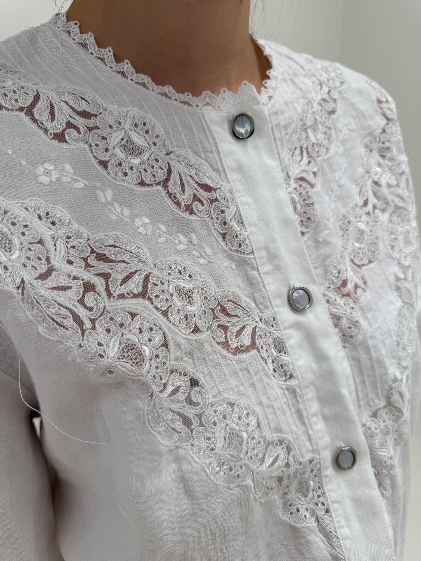 Rochie luxury italiană din cel mai moale in cu dantelă chantily și broderie manuală