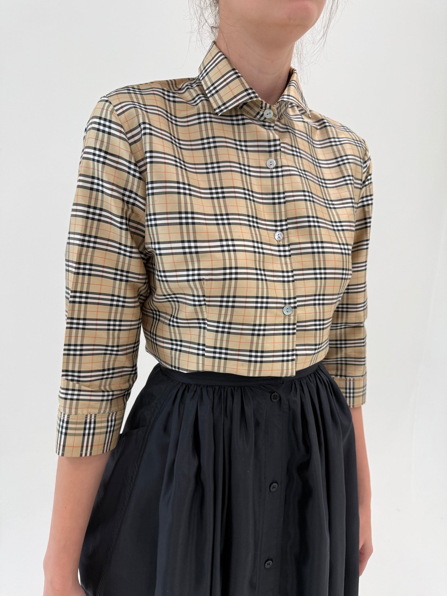 Cămașa cu print în stil Burberry ușor cambrata din mătase naturală ușor structurată