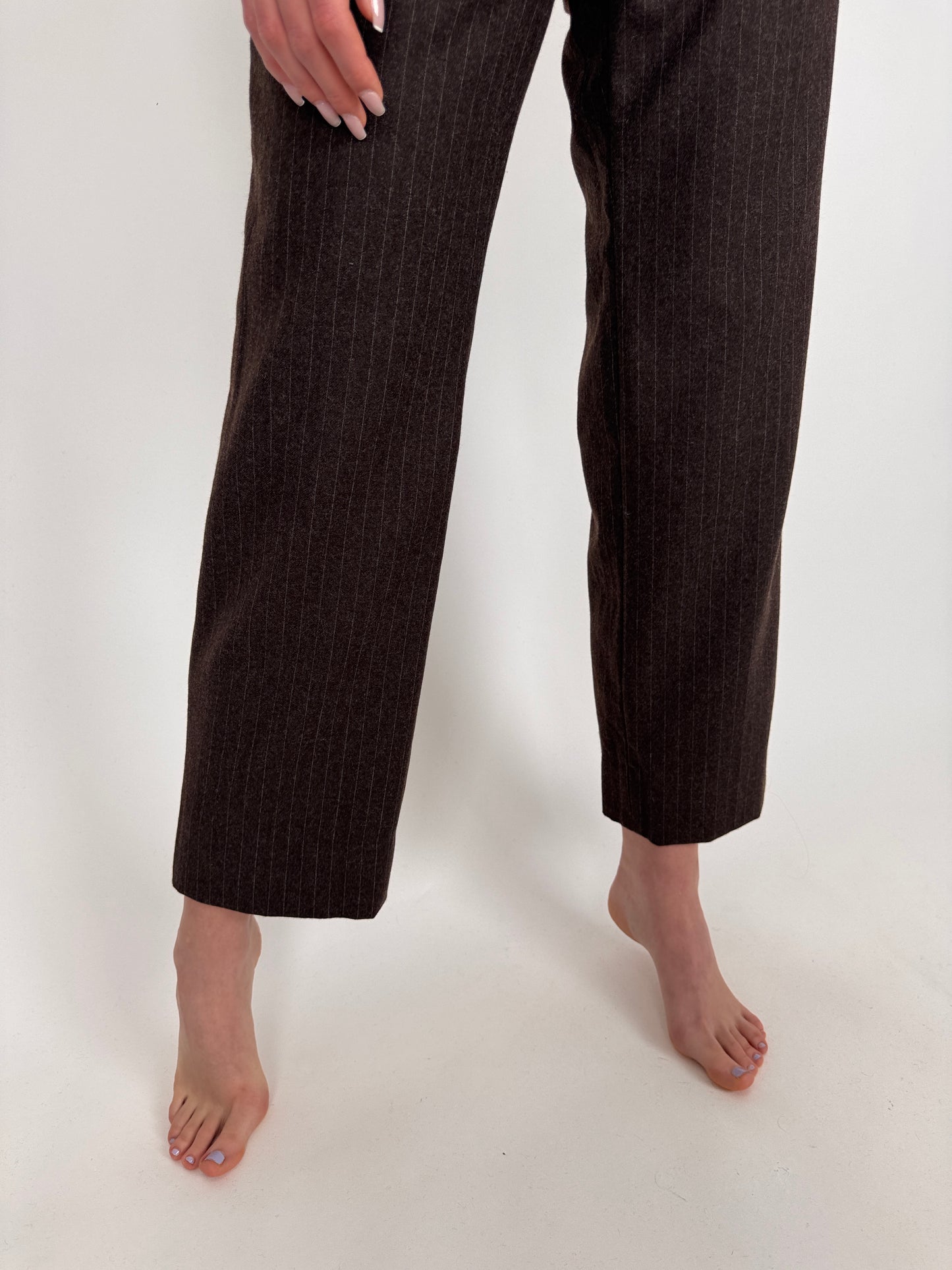 Pantaloni chocolate brown cu dungi fine ivoire din lana extrem de fină