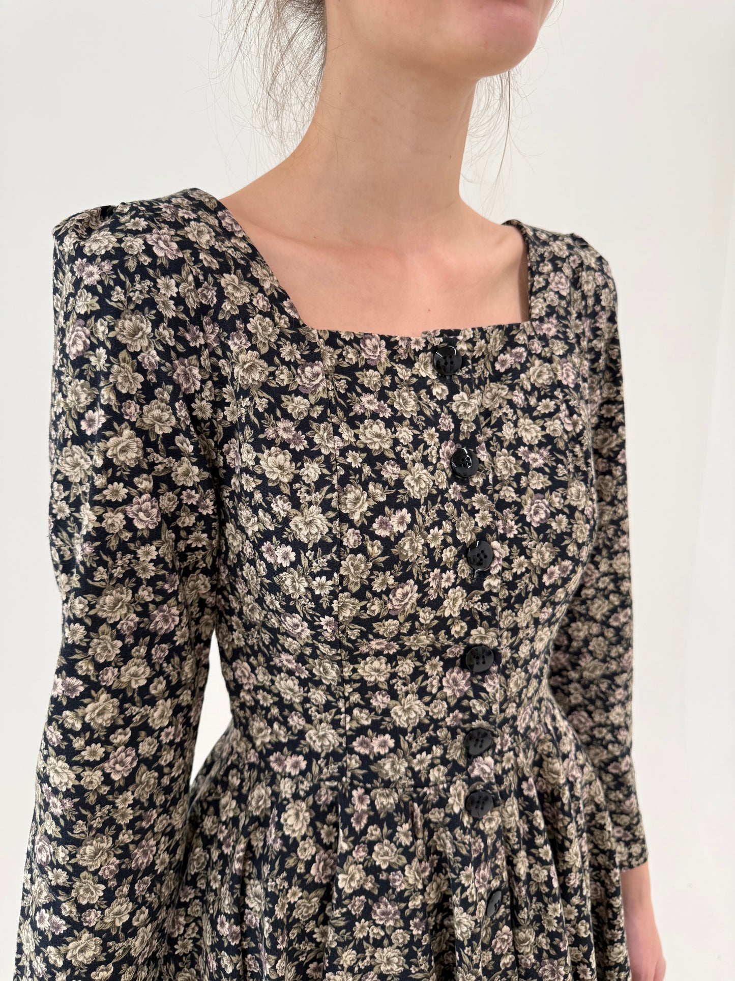 Rochie cambrata în stil Isabel Marant cu talie ultra înaltă marcată